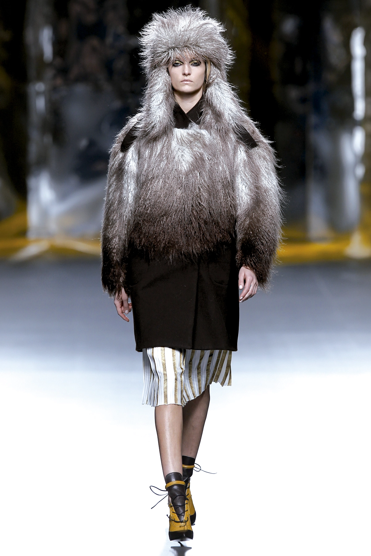 Look 17 de la colección “Doppelgänger”, colección otoño invierno 2015-16 de la diseñadora de moda Ana Locking en la Mercedes Benz Fashion Week de Madrid..