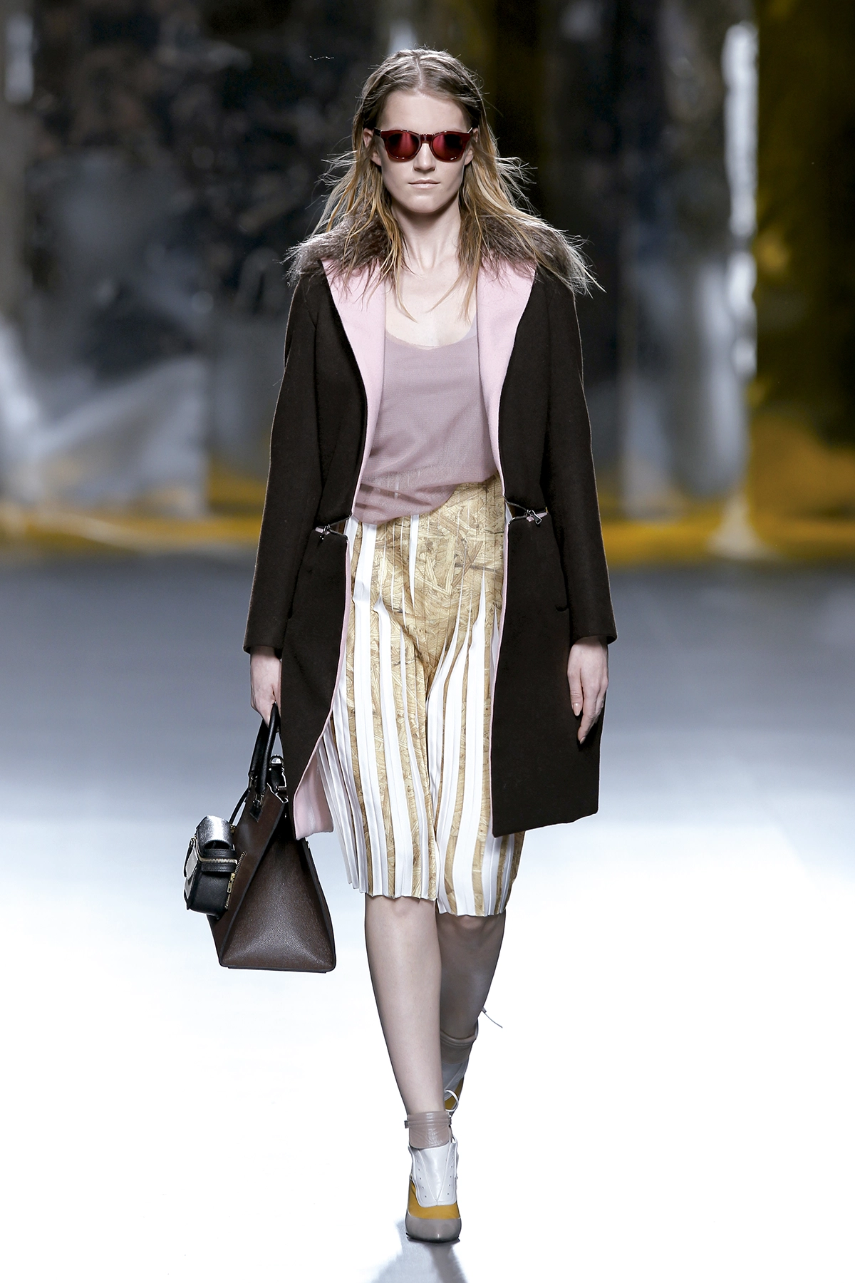 Look 18 de la colección “Doppelgänger”, colección otoño invierno 2015-16 de la diseñadora de moda Ana Locking en la Mercedes Benz Fashion Week de Madrid..