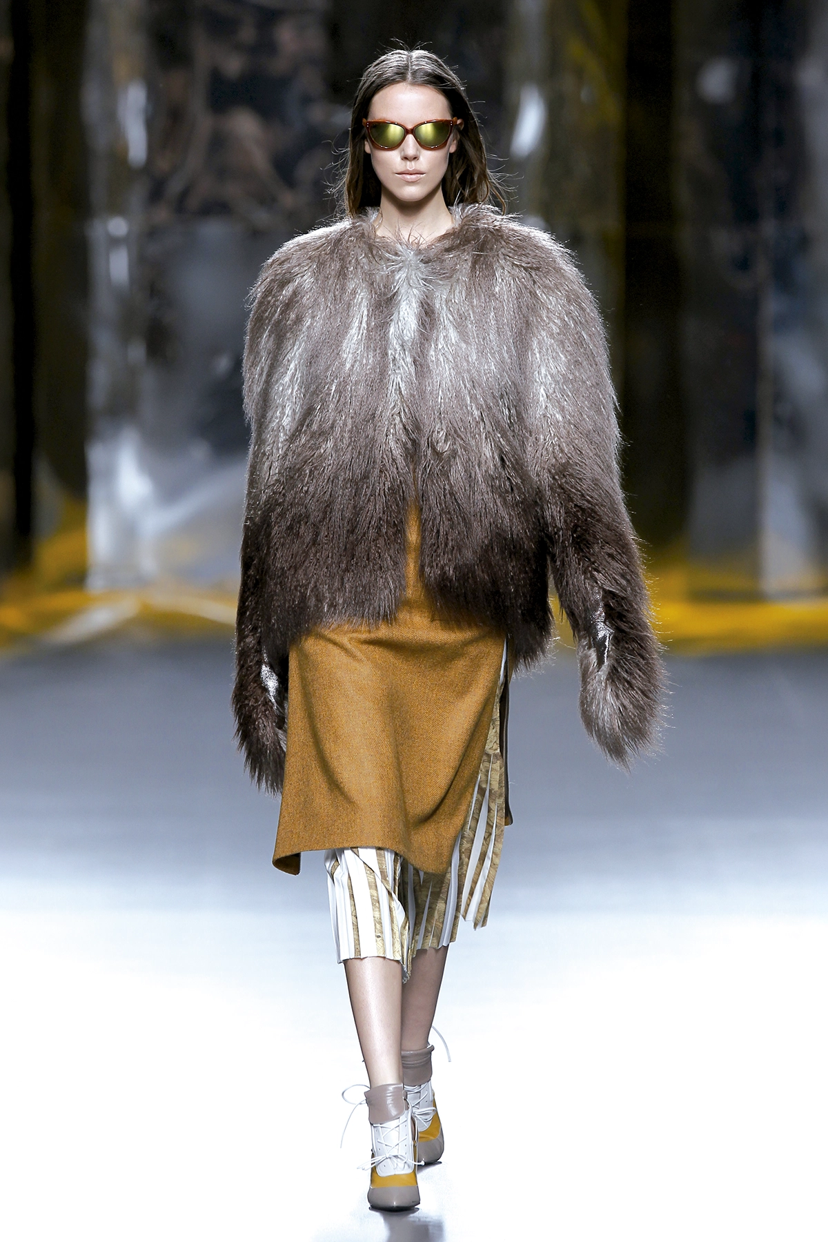 Look 19 de la colección “Doppelgänger”, colección otoño invierno 2015-16 de la diseñadora de moda Ana Locking en la Mercedes Benz Fashion Week de Madrid..