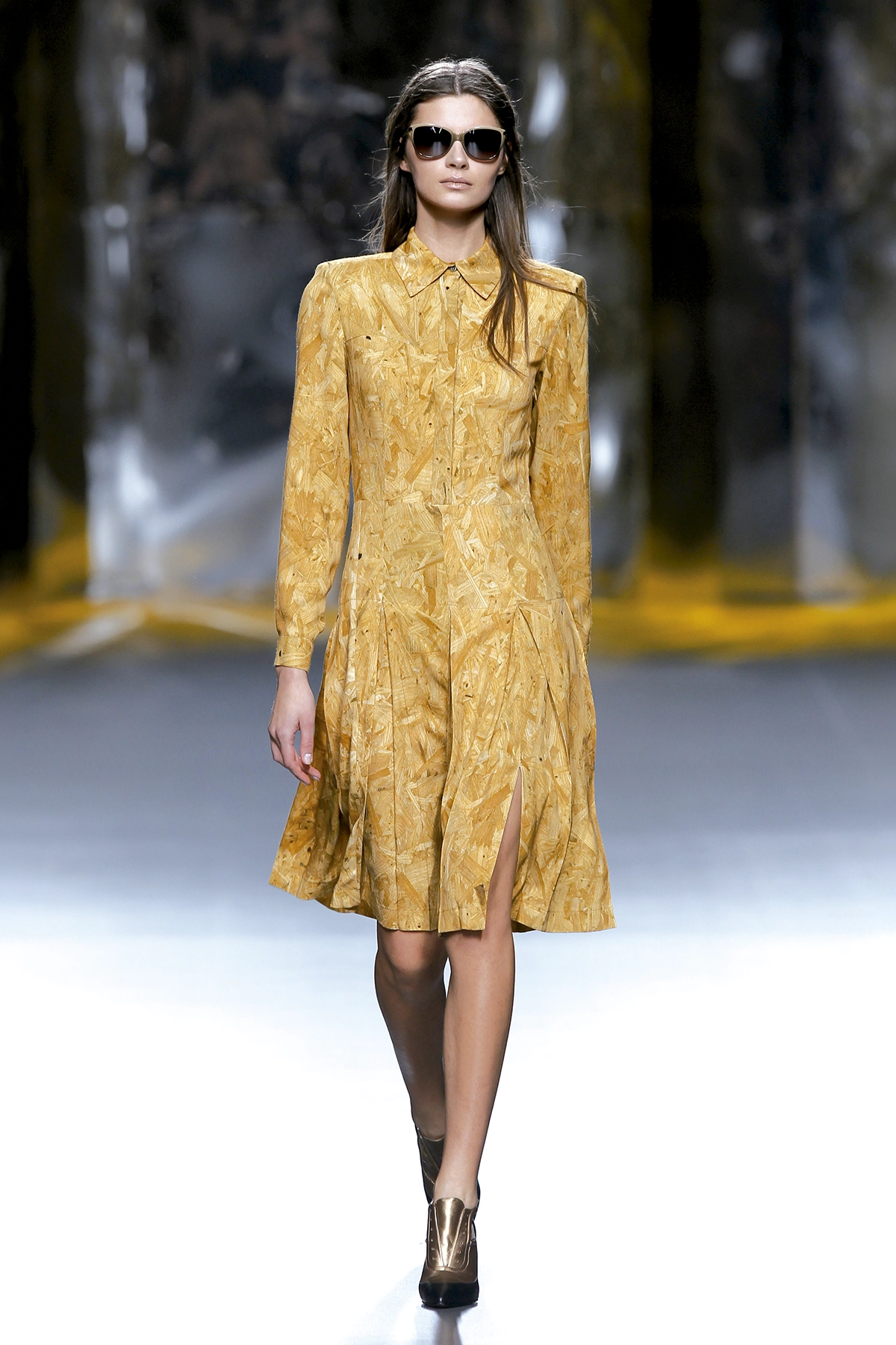 Look 21 de la colección “Doppelgänger”, colección otoño invierno 2015-16 de la diseñadora de moda Ana Locking en la Mercedes Benz Fashion Week de Madrid..