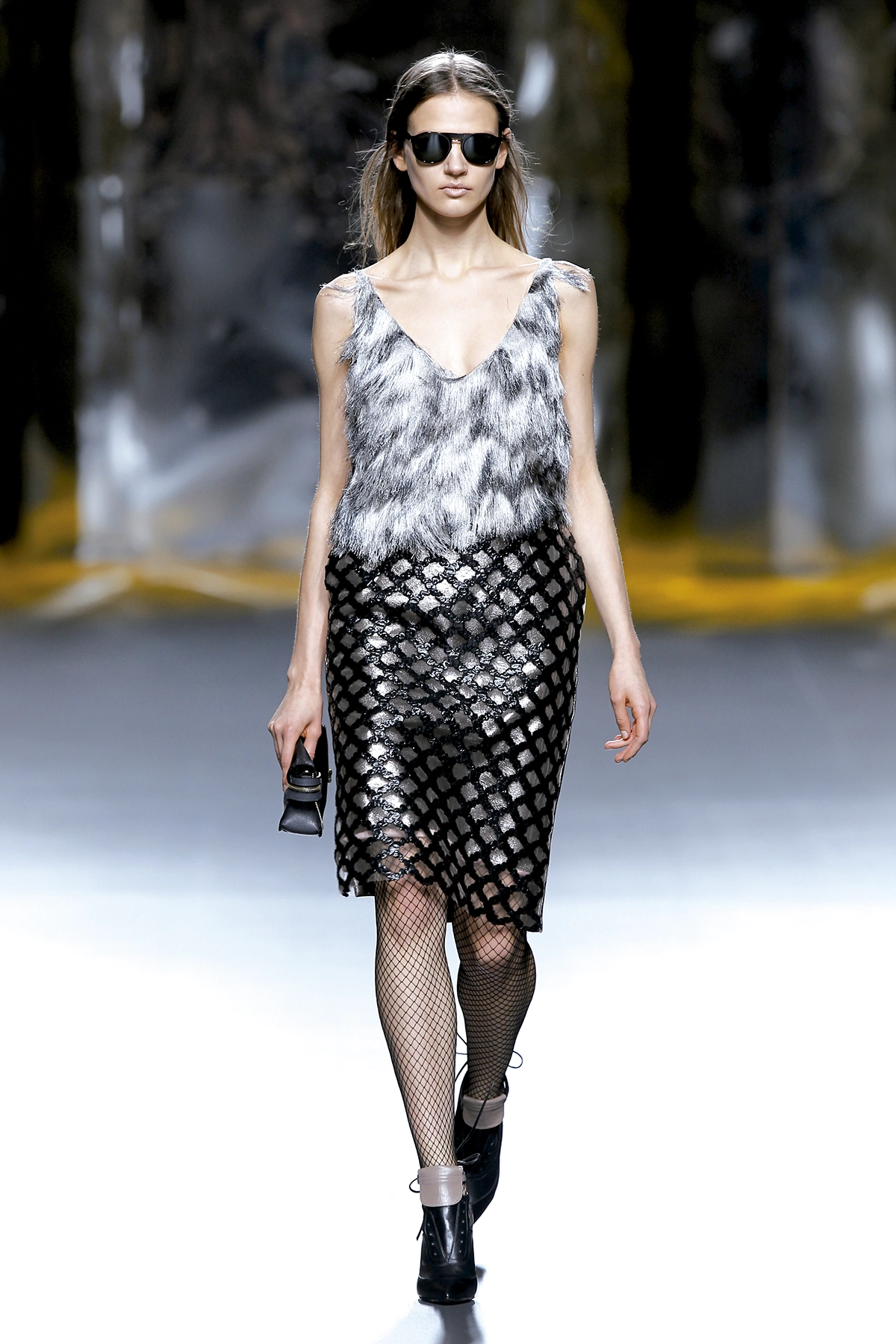 Look 24 de la colección “Doppelgänger”, colección otoño invierno 2015-16 de la diseñadora de moda Ana Locking en la Mercedes Benz Fashion Week de Madrid..