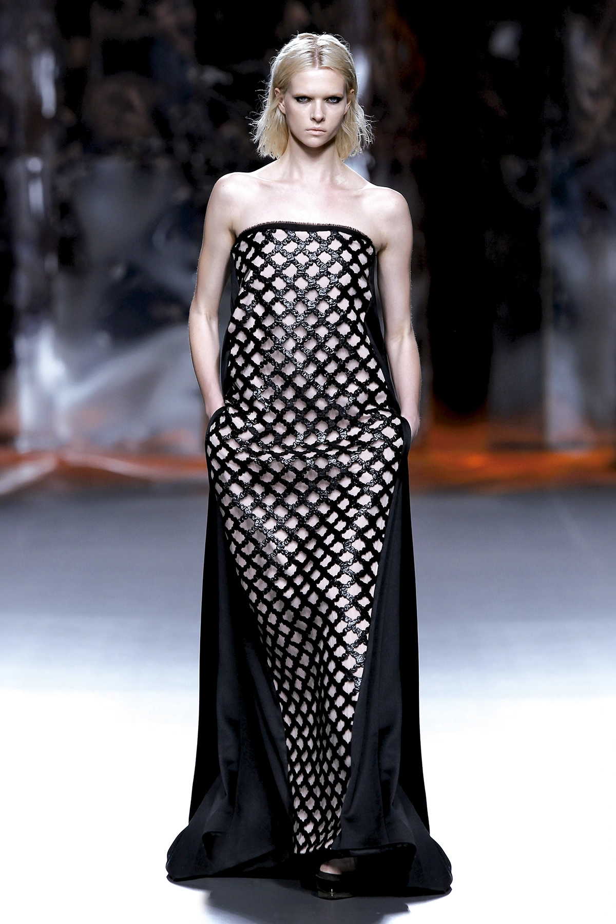 Look 26 de la colección “Doppelgänger”, colección otoño invierno 2015-16 de la diseñadora de moda Ana Locking en la Mercedes Benz Fashion Week de Madrid..