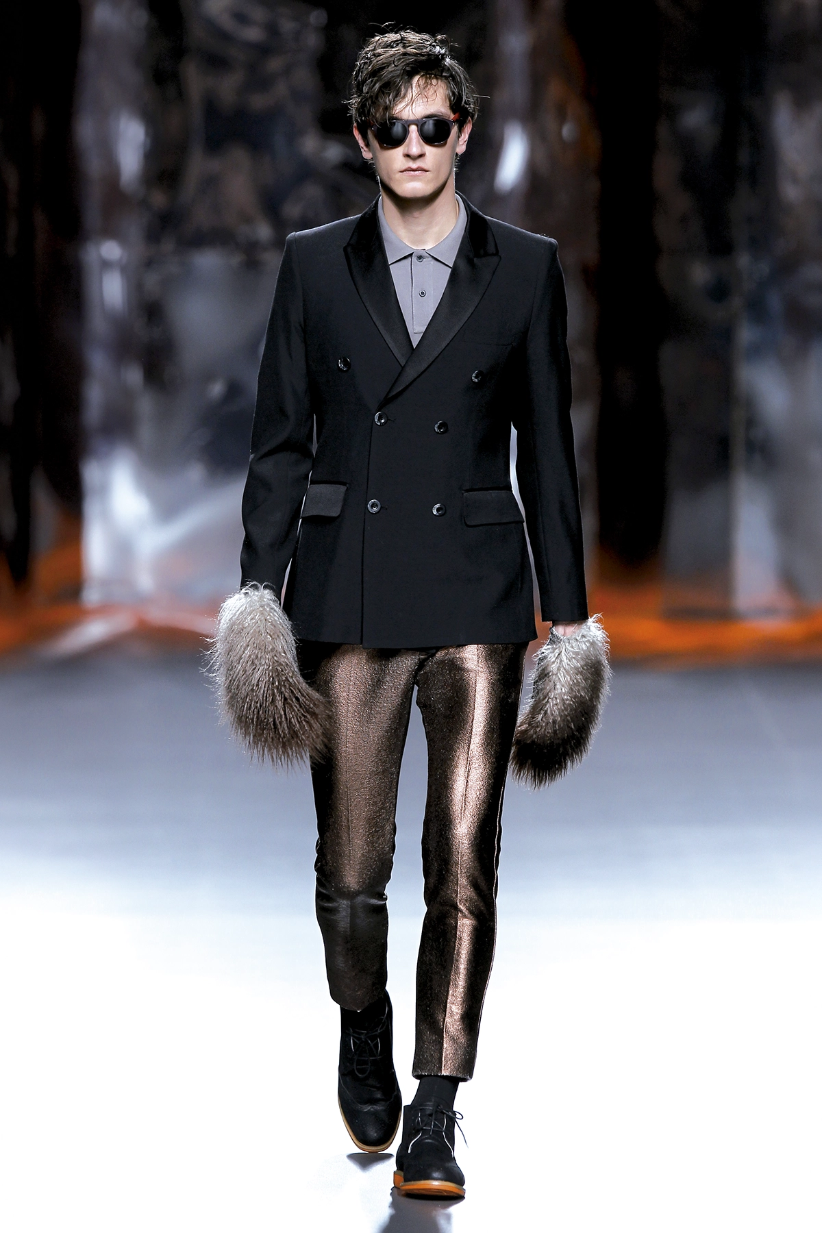 Look 27 de la colección “Doppelgänger”, colección otoño invierno 2015-16 de la diseñadora de moda Ana Locking en la Mercedes Benz Fashion Week de Madrid..