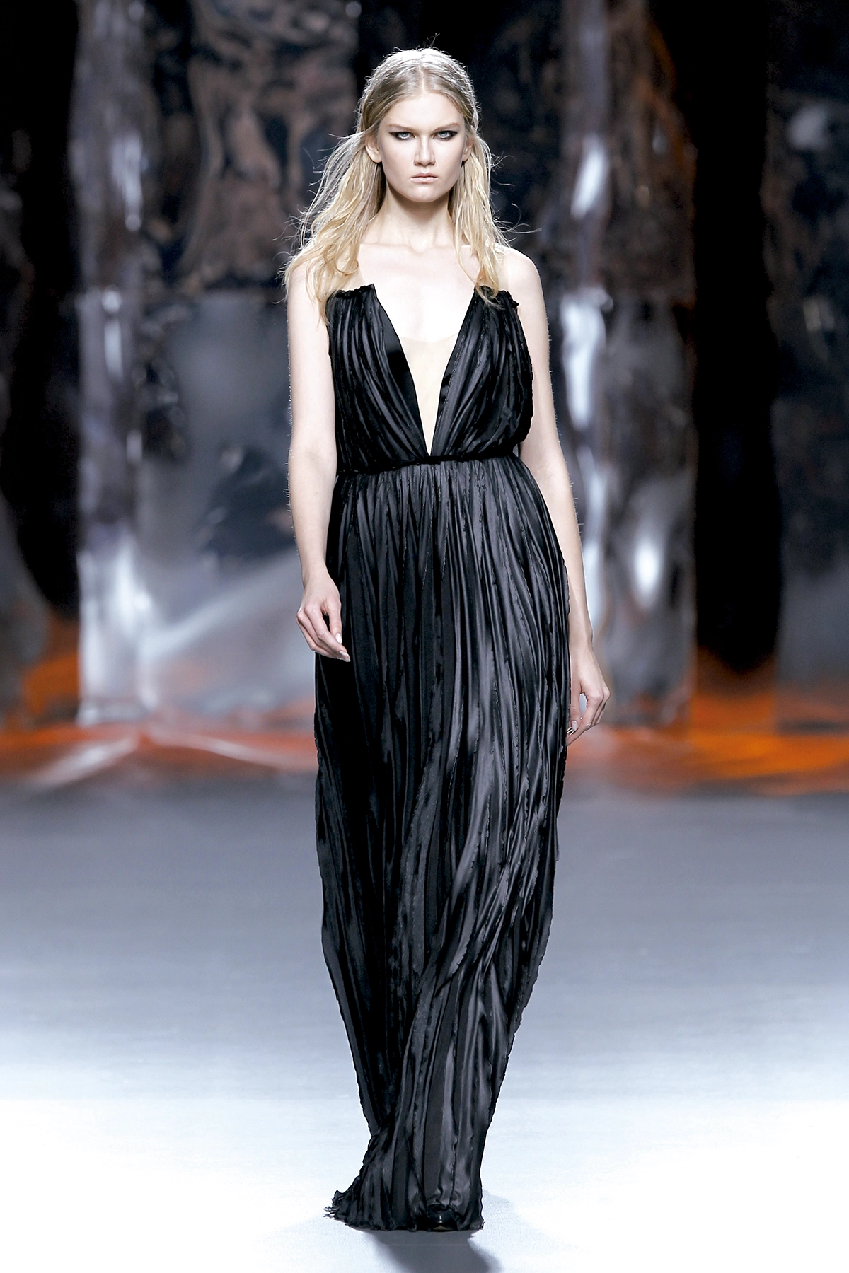 Look 31 de la colección “Doppelgänger”, colección otoño invierno 2015-16 de la diseñadora de moda Ana Locking en la Mercedes Benz Fashion Week de Madrid..