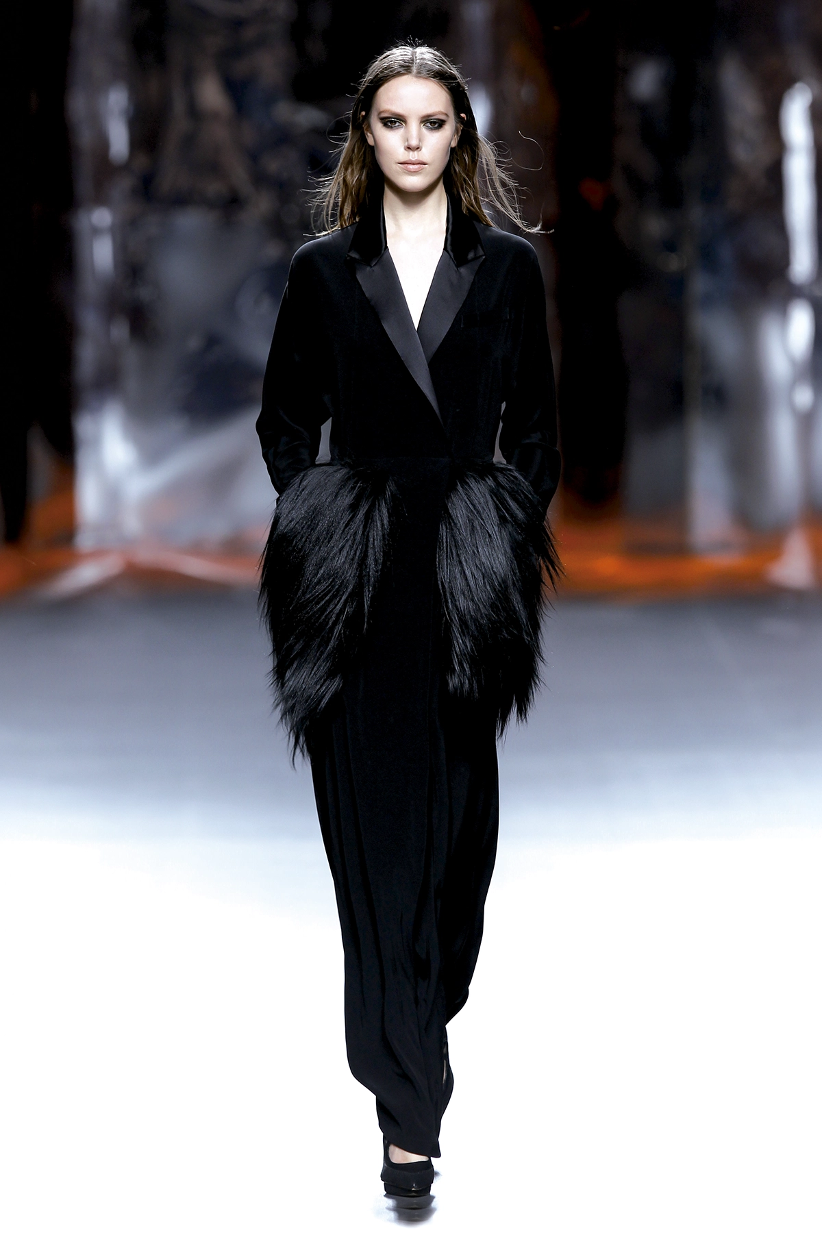 Look 32 de la colección “Doppelgänger”, colección otoño invierno 2015-16 de la diseñadora de moda Ana Locking en la Mercedes Benz Fashion Week de Madrid..