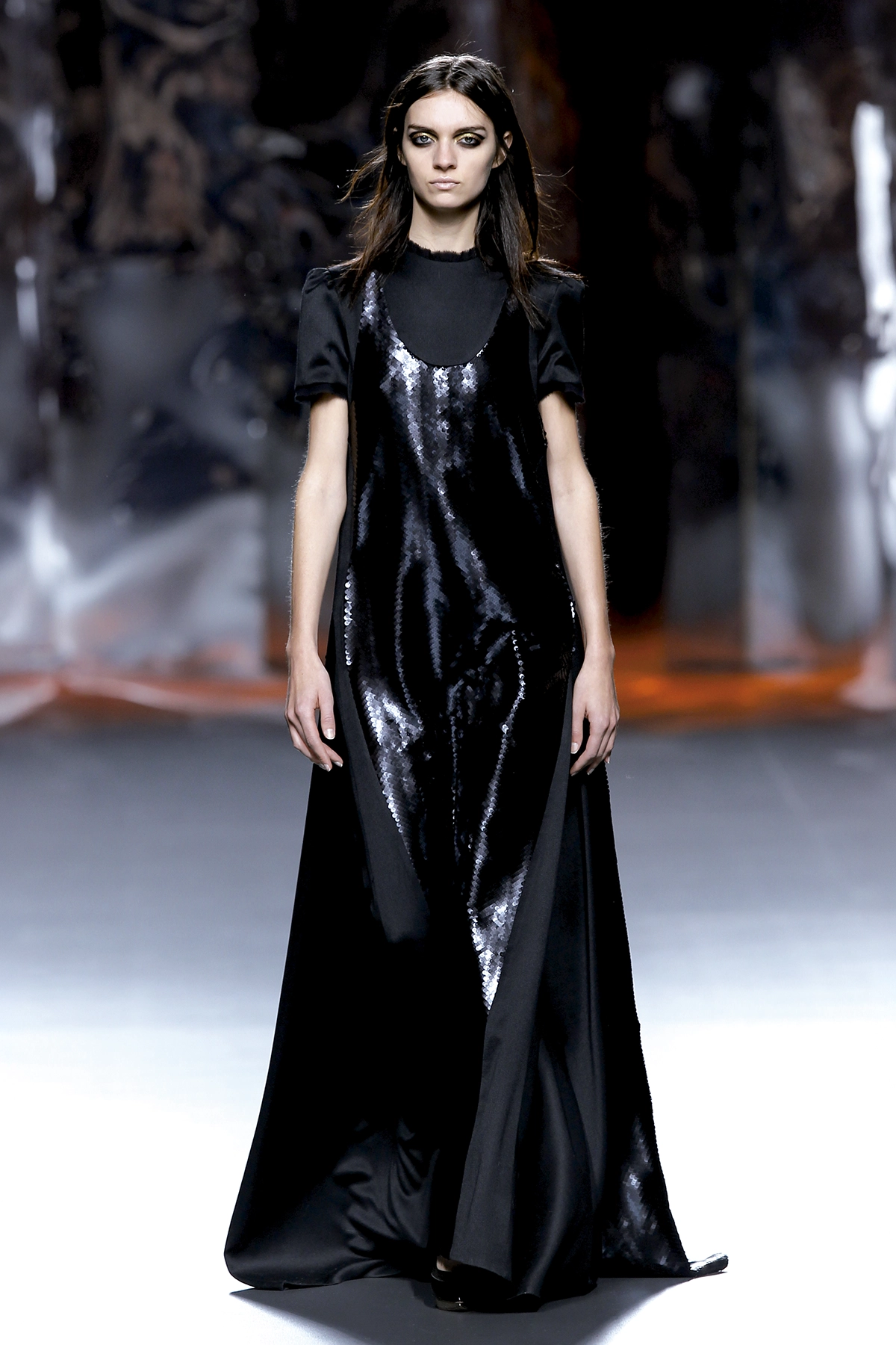 Look 34 de la colección “Doppelgänger”, colección otoño invierno 2015-16 de la diseñadora de moda Ana Locking en la Mercedes Benz Fashion Week de Madrid..