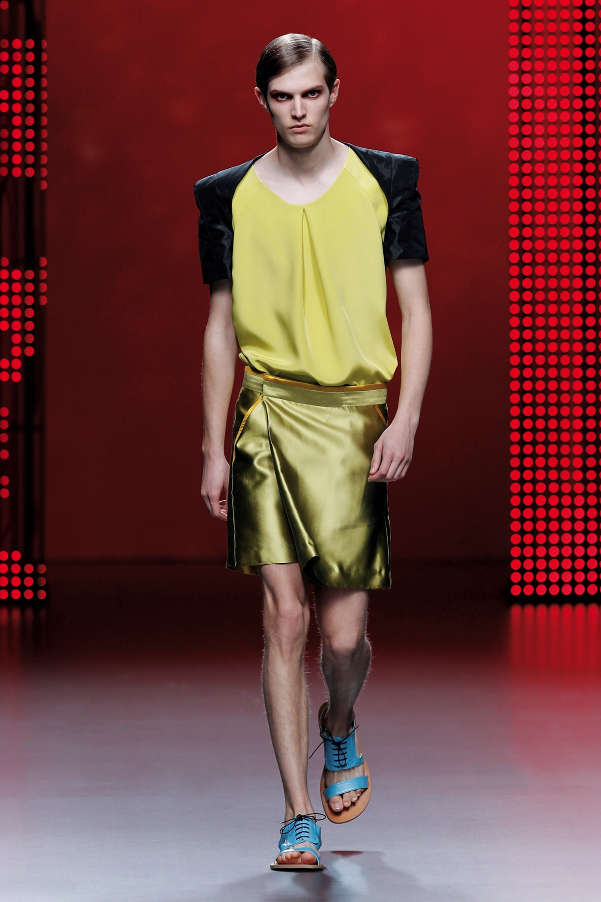 Look 21 de la colección “Insides”, colección primavera verano 2011 de la diseñadora de moda Ana Locking en la Mercedes Benz Fashion Week de Madrid.