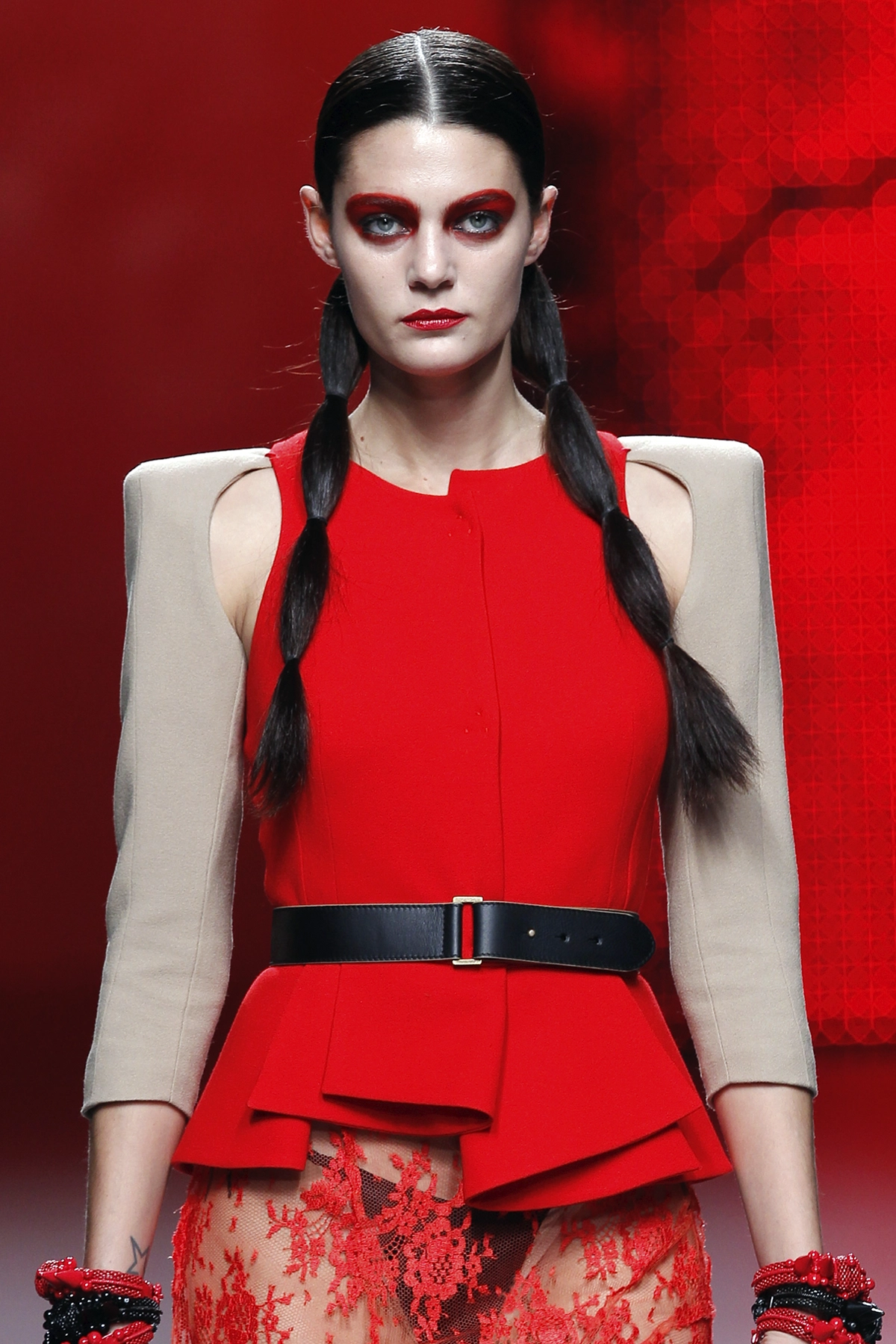 Momento del desfile “Insides”, colección primavera verano 2011 de la diseñadora de moda Ana Locking en la Mercedes Benz Fashion Week de Madrid.