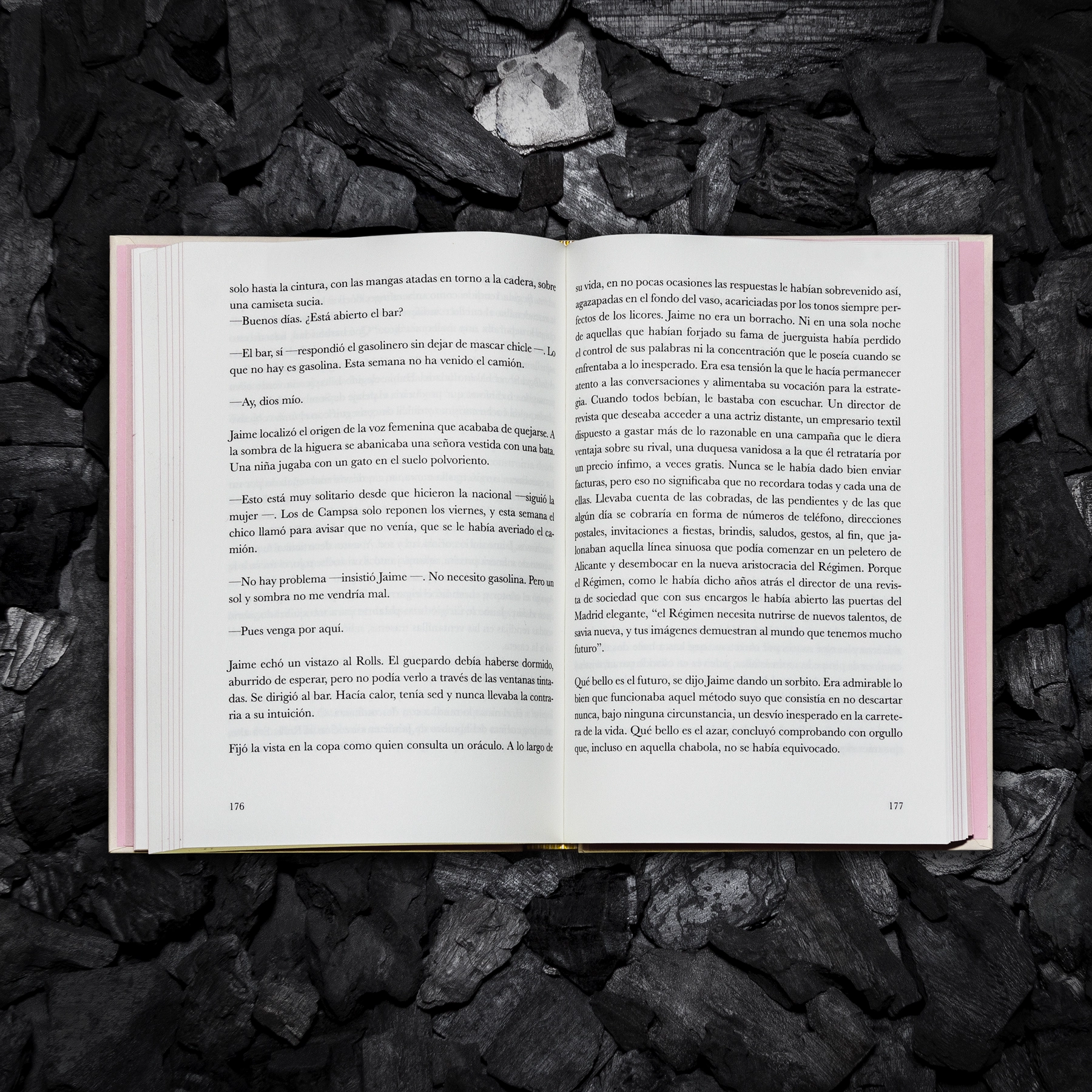 Interior del libro creado para el proyecto artístico del club de coleccionistas de arte contemporáneo 