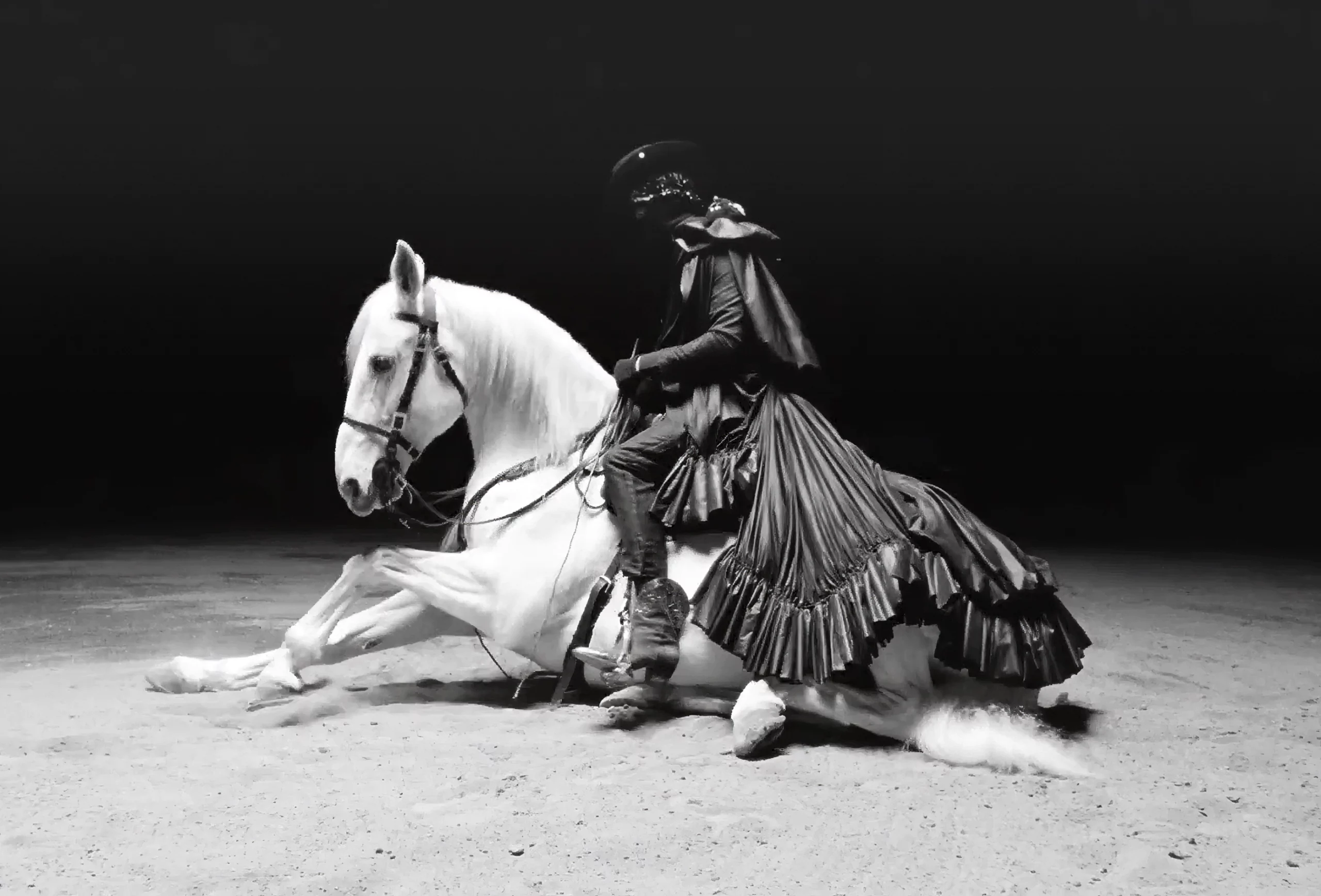 Maluma viste una capa de Ana Locking para el video clip 