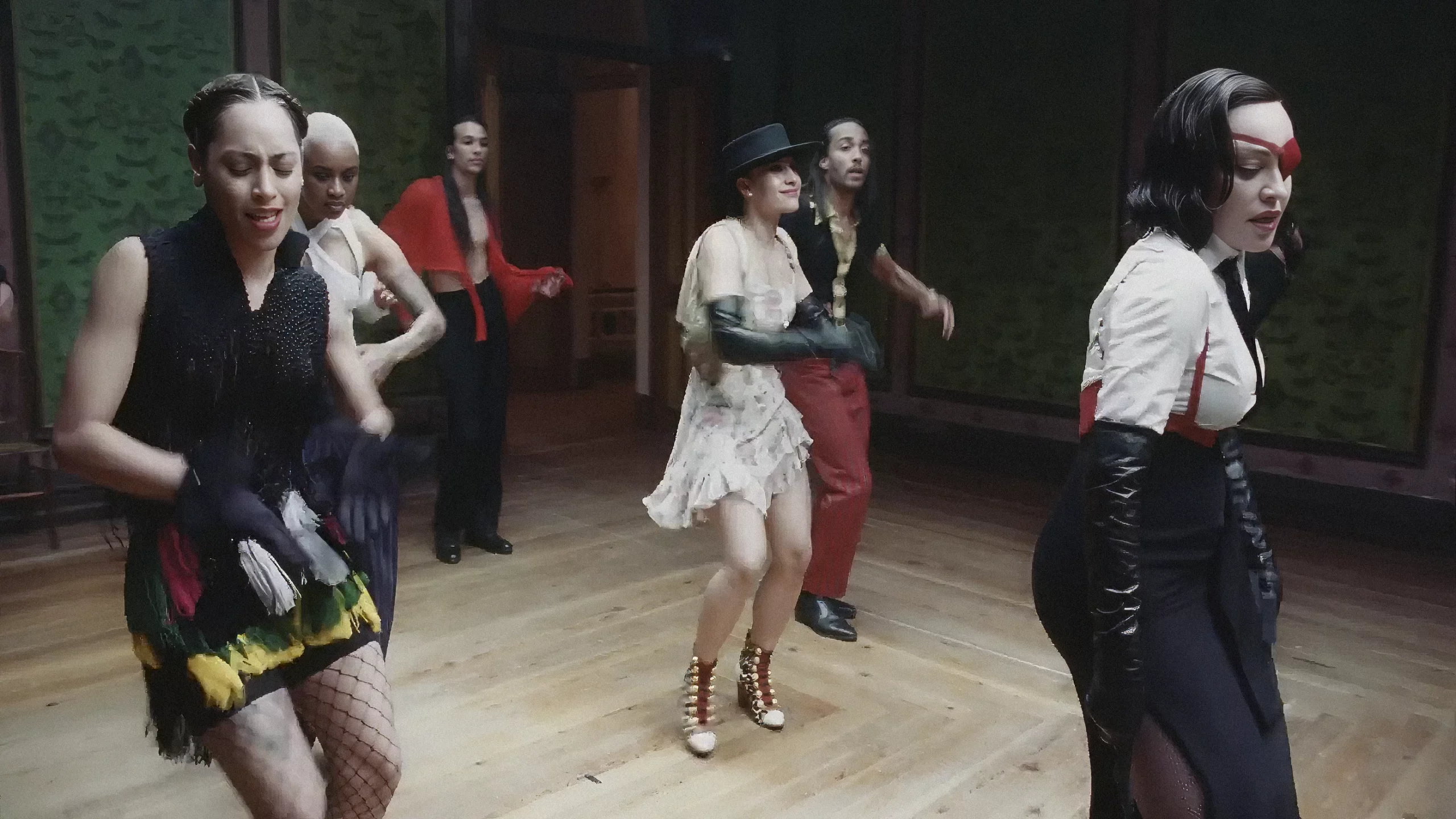 El cuerpo de baile del videoclip 