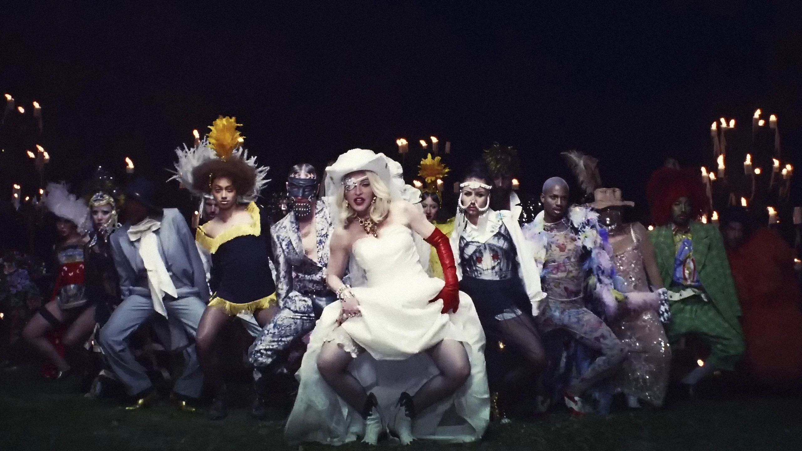 El cuerpo de baile del videoclip 