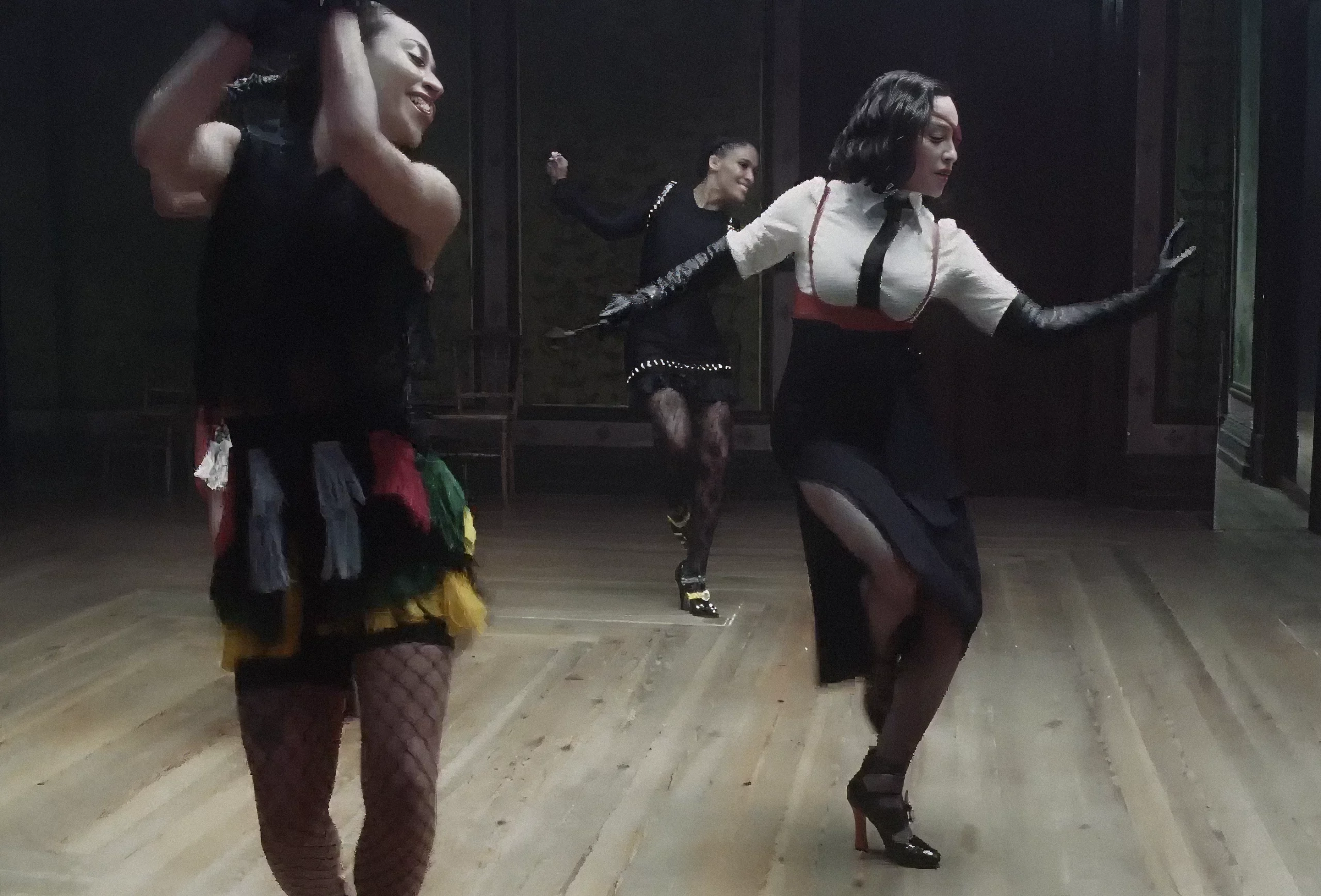 El cuerpo de baile del videoclip 