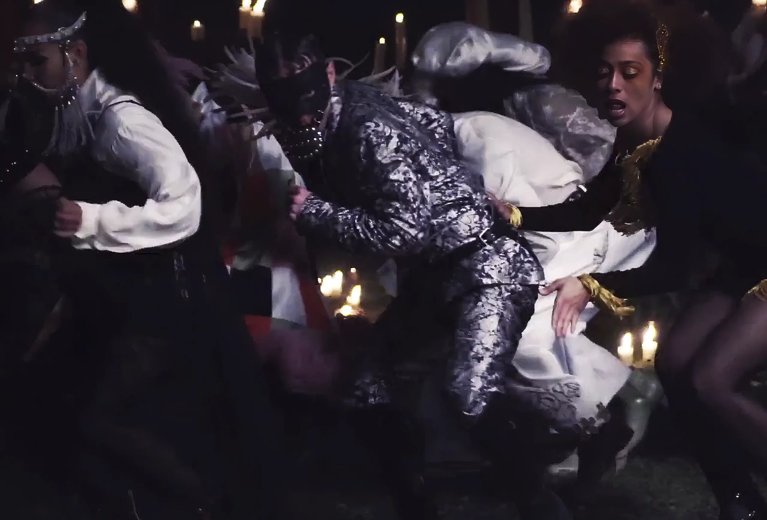 El cuerpo de baile del videoclip 