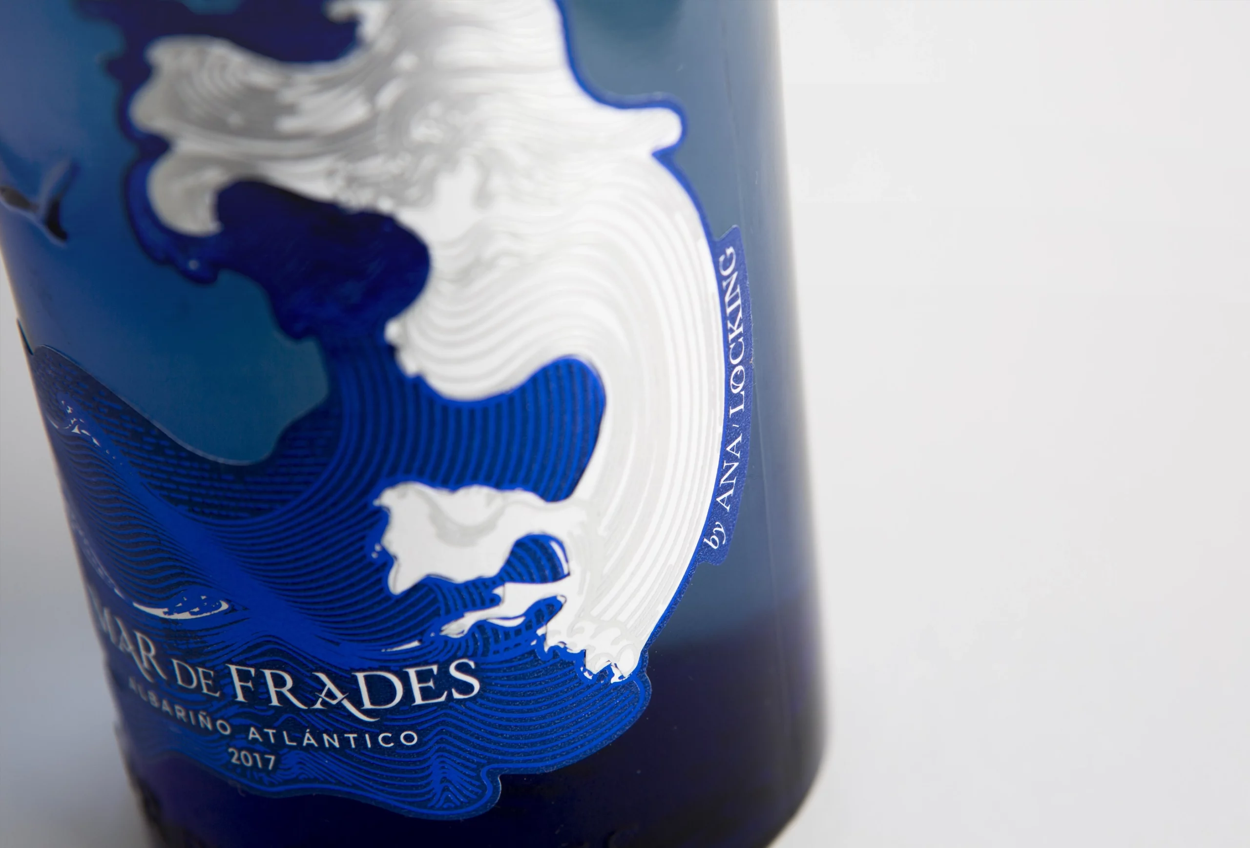 Etiqueta de Mar de Frades diseñada por Ana Locking