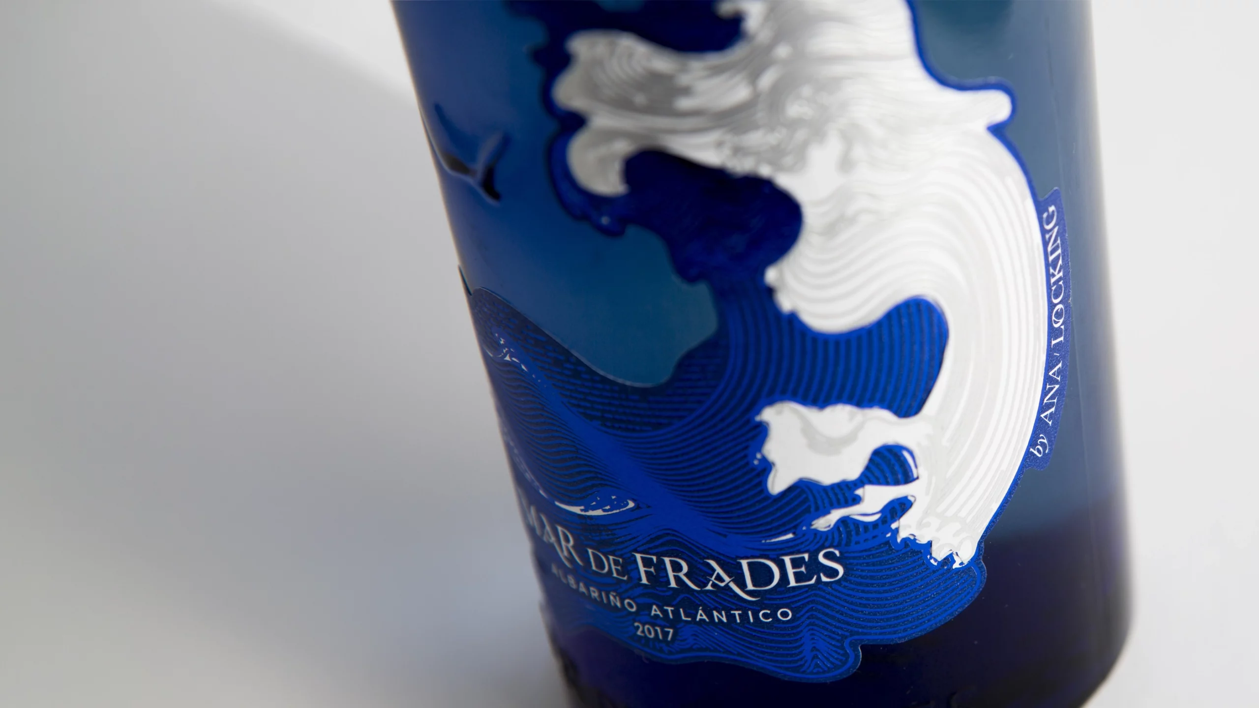 Etiqueta de Mar de Frades diseñada por Ana Locking