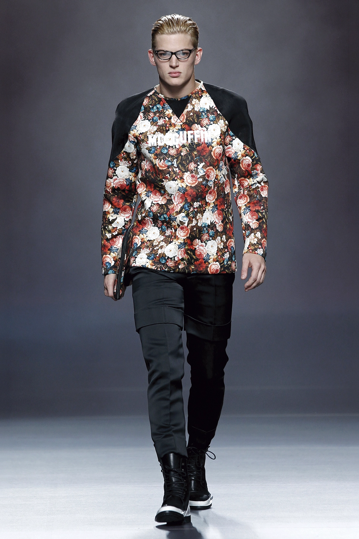 Look 21 de la colección “McGuffin”, colección otoño invierno 2013-14 de la diseñadora de moda Ana Locking en la Mercedes Benz Fashion Week de Madrid.