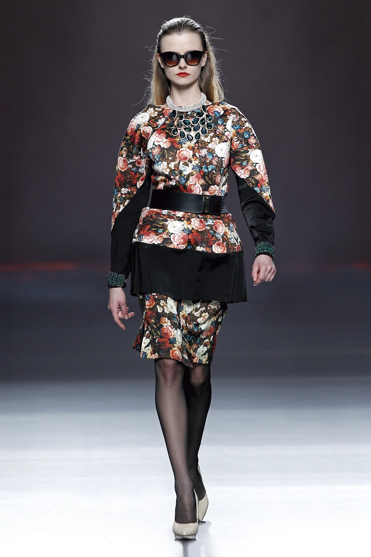 Look 25 de la colección “McGuffin”, colección otoño invierno 2013-14 de la diseñadora de moda Ana Locking en la Mercedes Benz Fashion Week de Madrid.