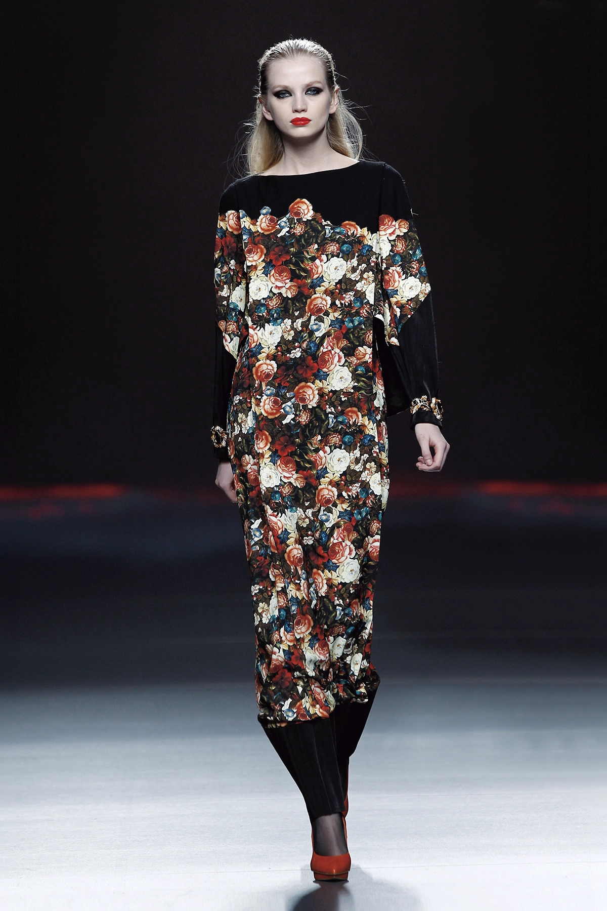 Look 30 de la colección “McGuffin”, colección otoño invierno 2013-14 de la diseñadora de moda Ana Locking en la Mercedes Benz Fashion Week de Madrid.