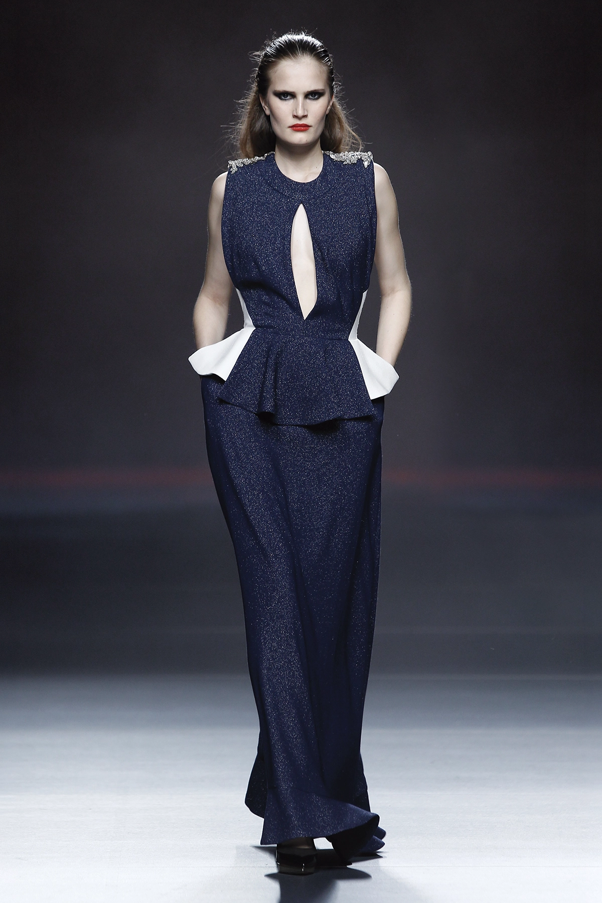 Look 33 de la colección “McGuffin”, colección otoño invierno 2013-14 de la diseñadora de moda Ana Locking en la Mercedes Benz Fashion Week de Madrid.