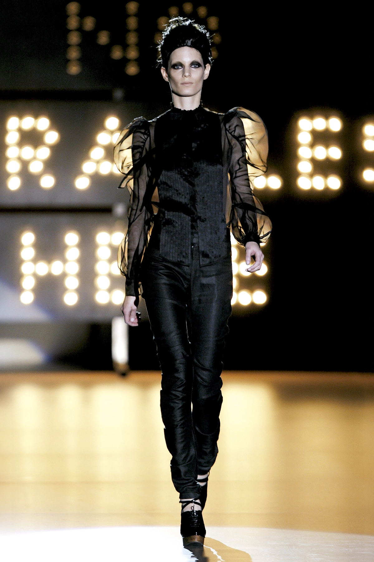 Look 01 de la colección “Miracles”, colección otoño invierno 2009-10 de la diseñadora de moda Ana Locking en la Mercedes Benz Fashion Week de Madrid.