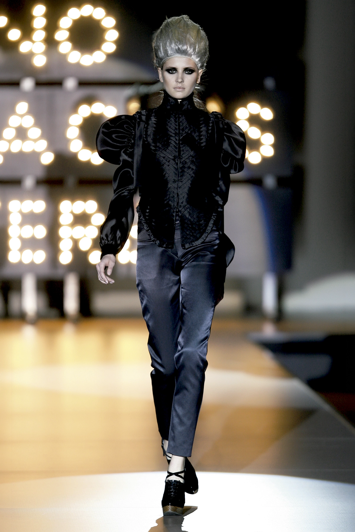 Look 02 de la colección “Miracles”, colección otoño invierno 2009-10 de la diseñadora de moda Ana Locking en la Mercedes Benz Fashion Week de Madrid.