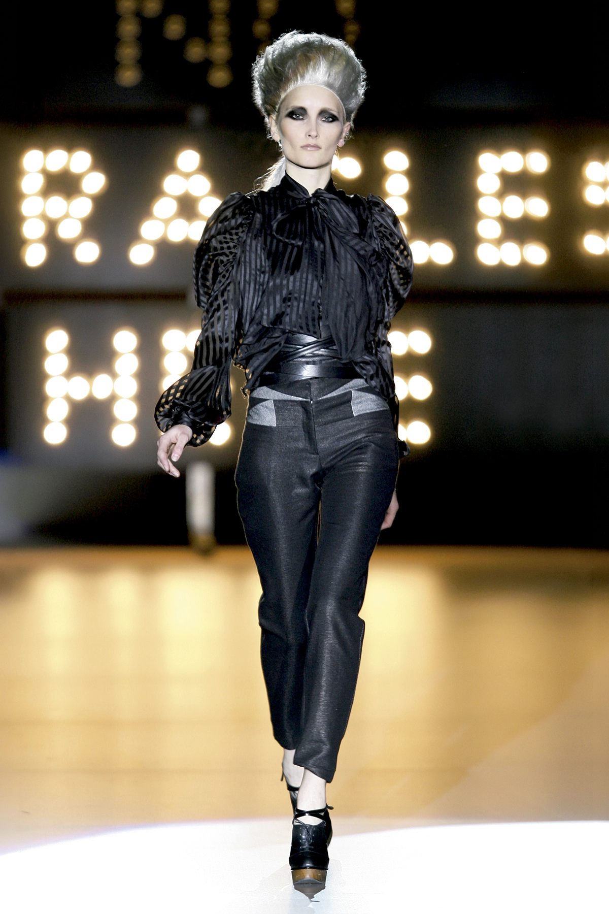 Look 05 de la colección “Miracles”, colección otoño invierno 2009-10 de la diseñadora de moda Ana Locking en la Mercedes Benz Fashion Week de Madrid.