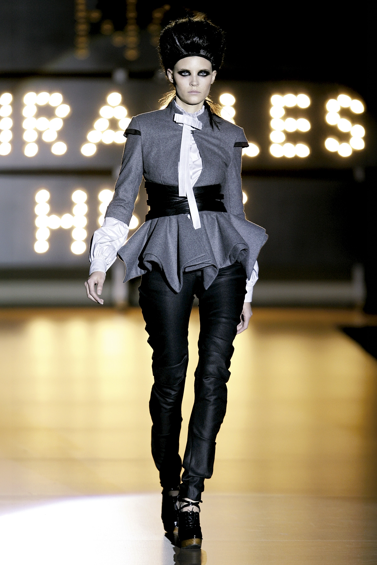 Look 07 de la colección “Miracles”, colección otoño invierno 2009-10 de la diseñadora de moda Ana Locking en la Mercedes Benz Fashion Week de Madrid.