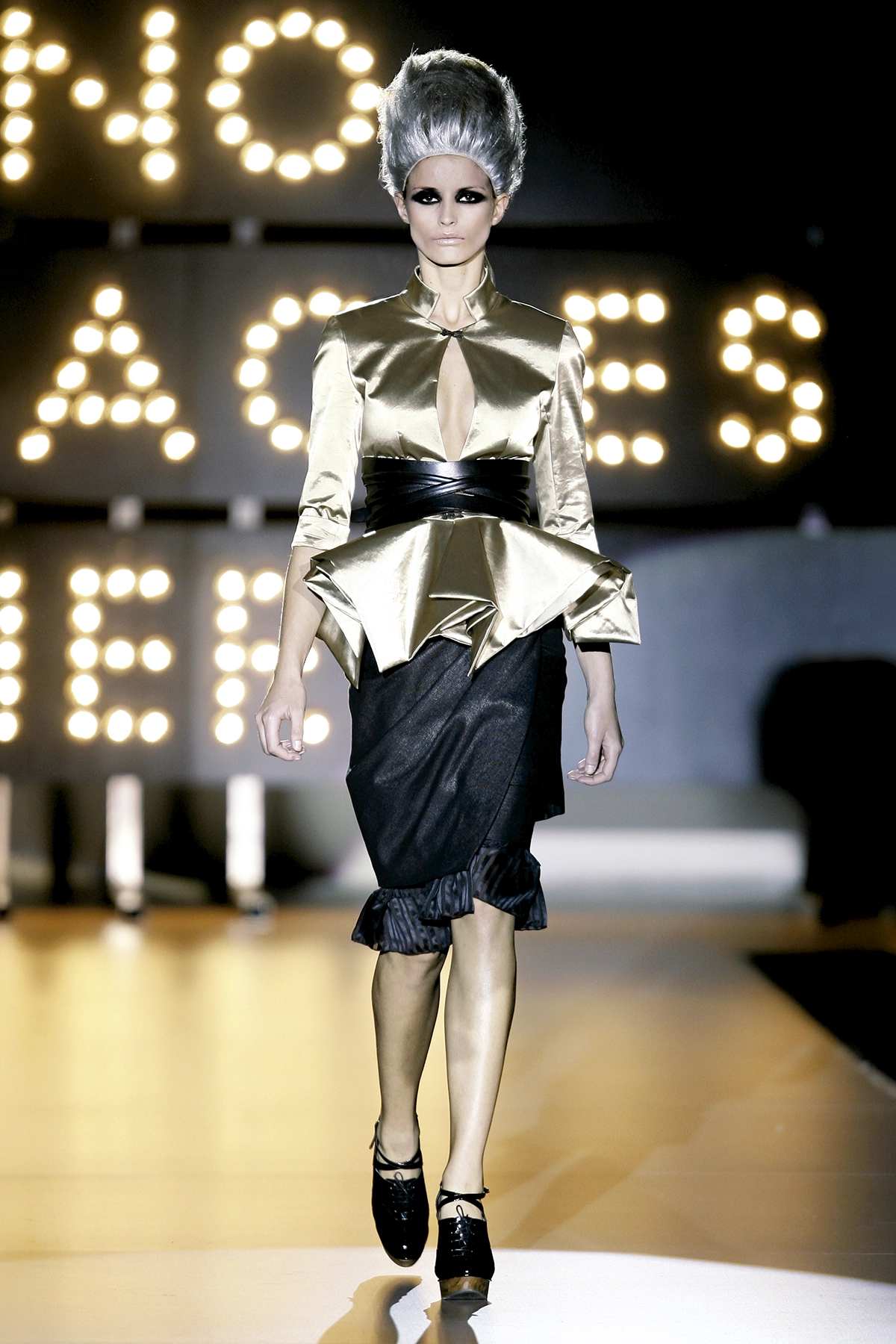 Look 08 de la colección “Miracles”, colección otoño invierno 2009-10 de la diseñadora de moda Ana Locking en la Mercedes Benz Fashion Week de Madrid.