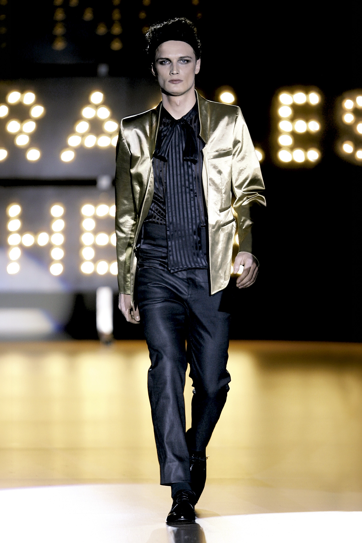 Look 09 de la colección “Miracles”, colección otoño invierno 2009-10 de la diseñadora de moda Ana Locking en la Mercedes Benz Fashion Week de Madrid.