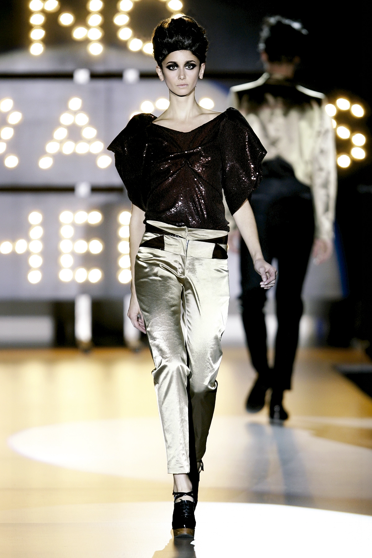 Look 10 de la colección “Miracles”, colección otoño invierno 2009-10 de la diseñadora de moda Ana Locking en la Mercedes Benz Fashion Week de Madrid.