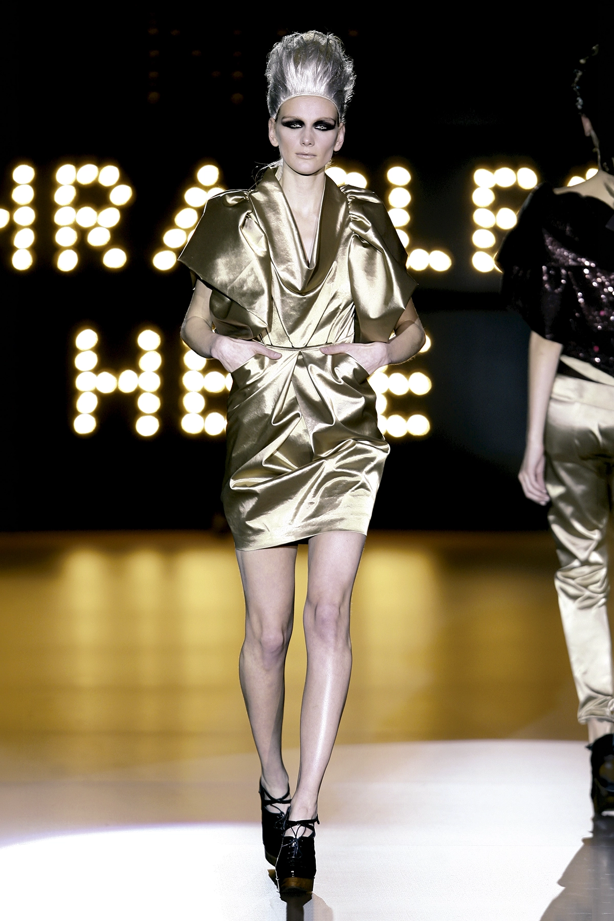 Look 11 de la colección “Miracles”, colección otoño invierno 2009-10 de la diseñadora de moda Ana Locking en la Mercedes Benz Fashion Week de Madrid.