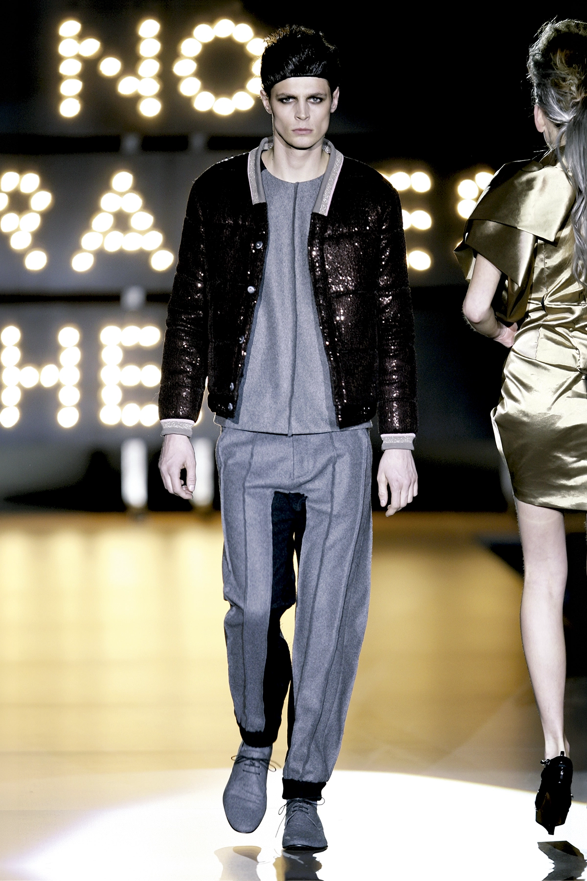 Look 12 de la colección “Miracles”, colección otoño invierno 2009-10 de la diseñadora de moda Ana Locking en la Mercedes Benz Fashion Week de Madrid.