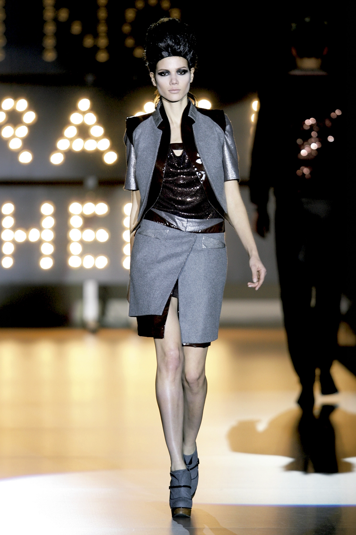 Look 13 de la colección “Miracles”, colección otoño invierno 2009-10 de la diseñadora de moda Ana Locking en la Mercedes Benz Fashion Week de Madrid.