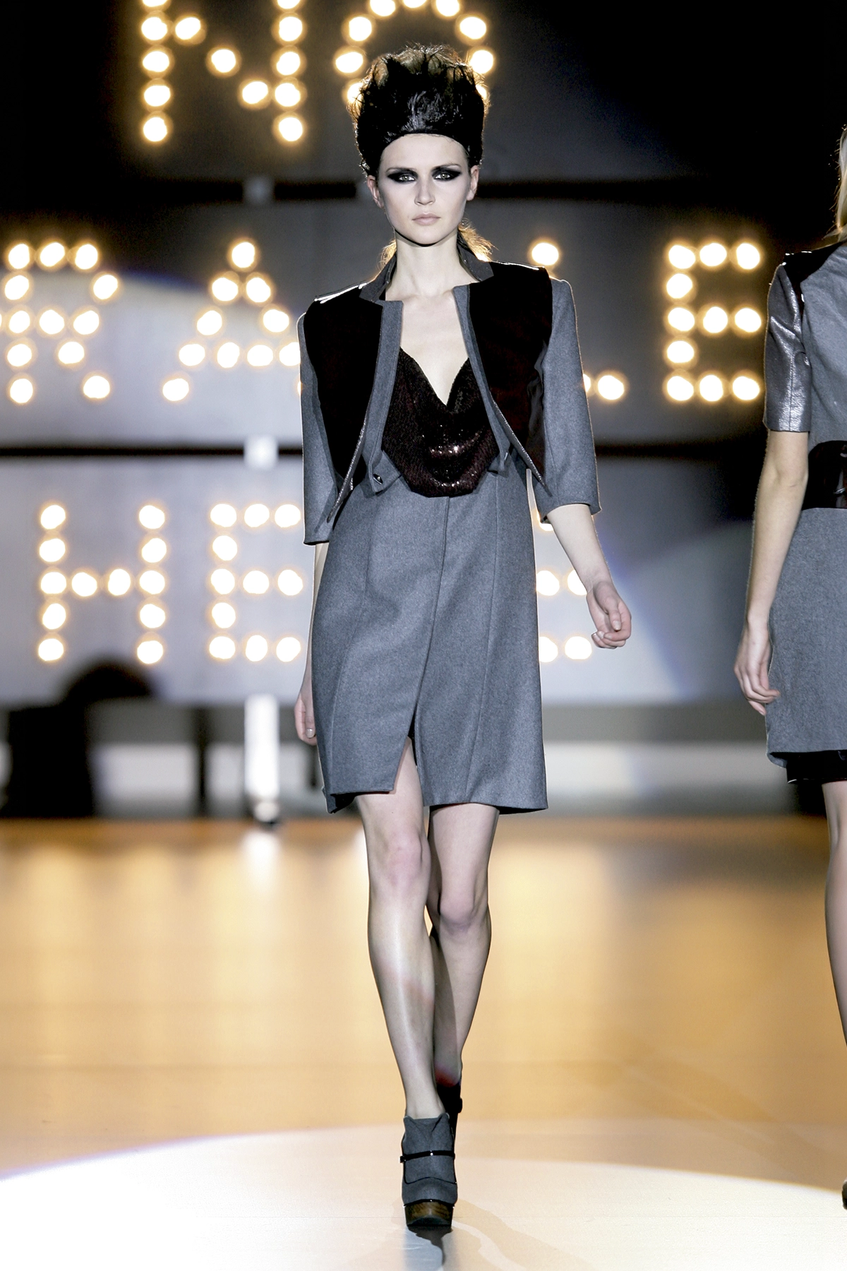 Look 14 de la colección “Miracles”, colección otoño invierno 2009-10 de la diseñadora de moda Ana Locking en la Mercedes Benz Fashion Week de Madrid.