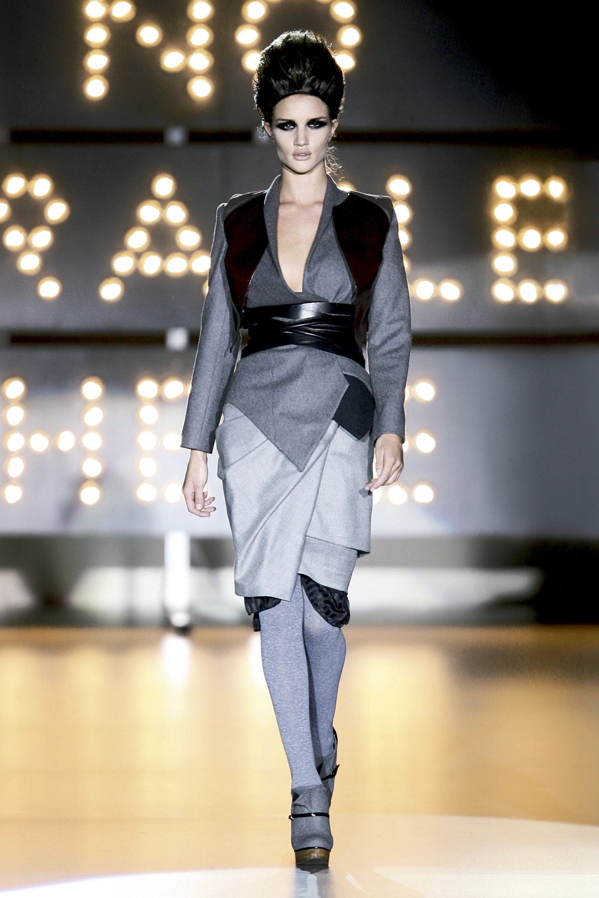 Look 16 de la colección “Miracles”, colección otoño invierno 2009-10 de la diseñadora de moda Ana Locking en la Mercedes Benz Fashion Week de Madrid.