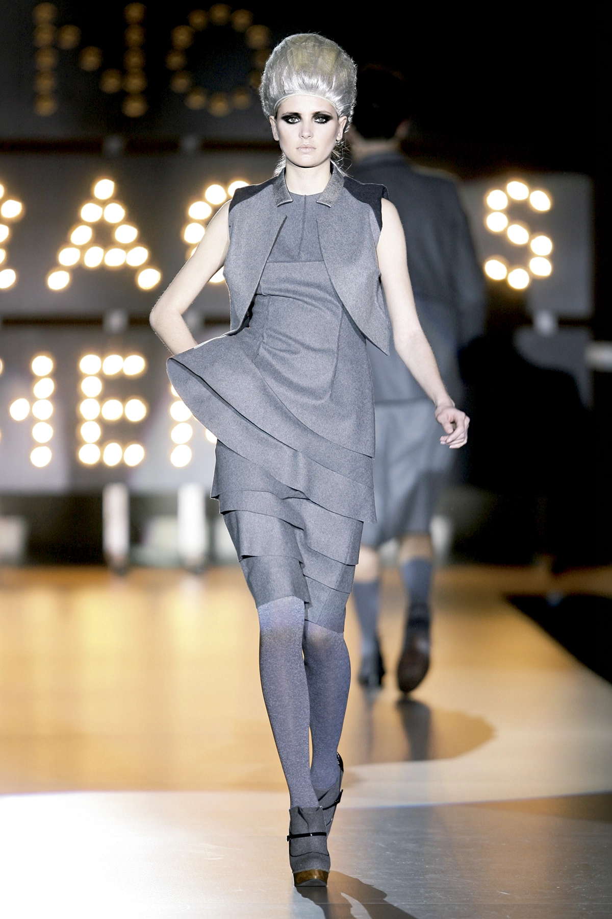 Look 19 de la colección “Miracles”, colección otoño invierno 2009-10 de la diseñadora de moda Ana Locking en la Mercedes Benz Fashion Week de Madrid.