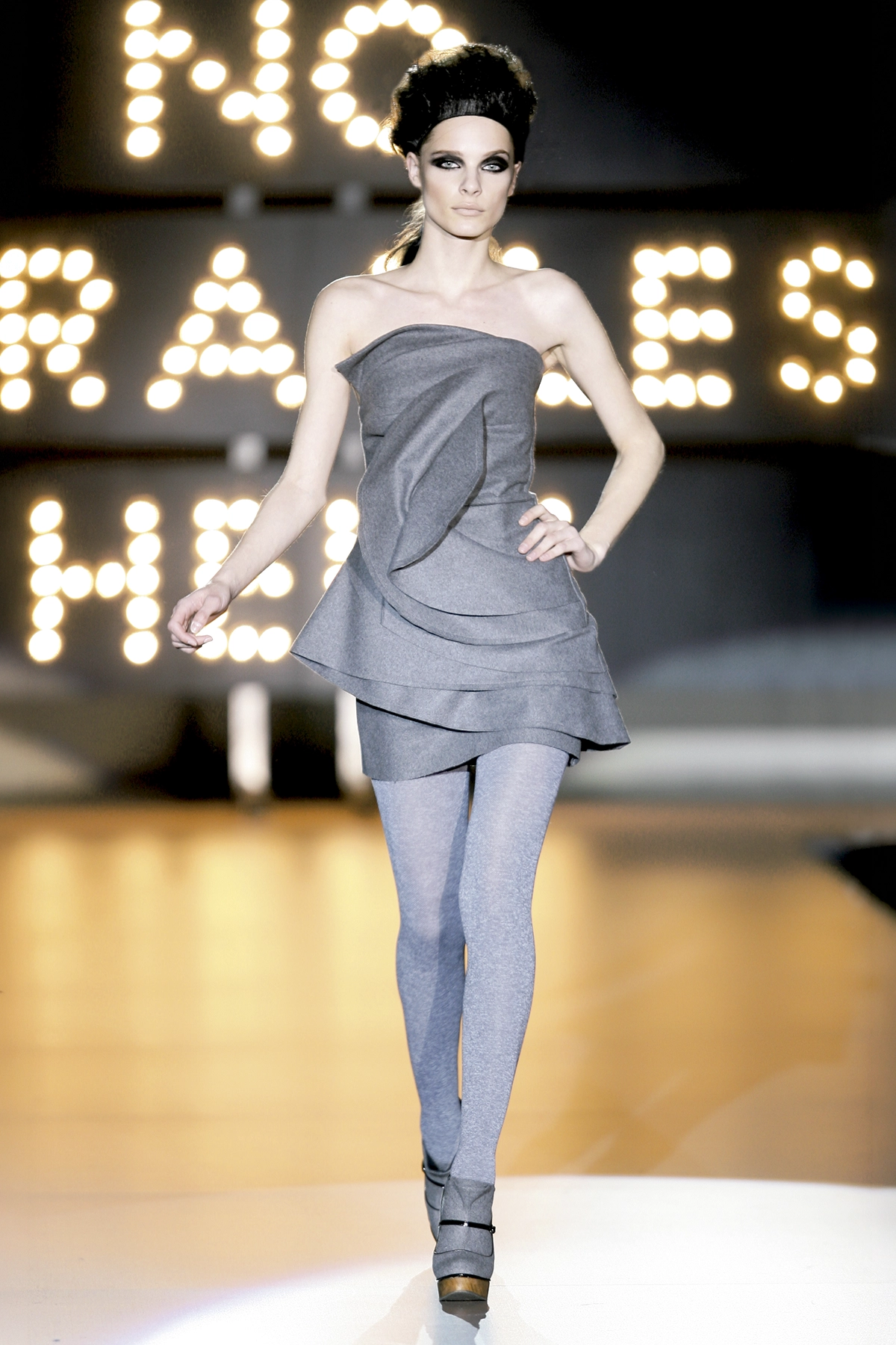 Look 20 de la colección “Miracles”, colección otoño invierno 2009-10 de la diseñadora de moda Ana Locking en la Mercedes Benz Fashion Week de Madrid.