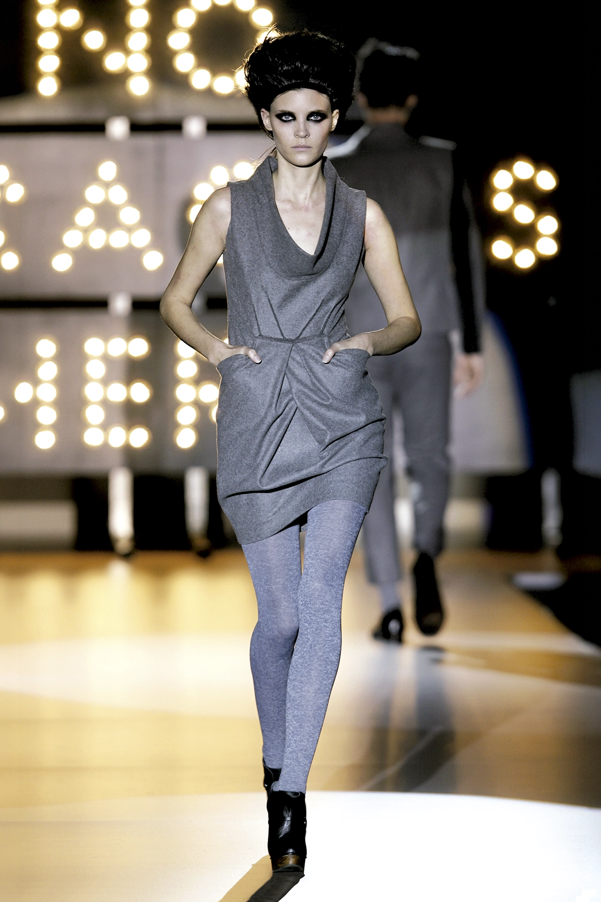 Look 22 de la colección “Miracles”, colección otoño invierno 2009-10 de la diseñadora de moda Ana Locking en la Mercedes Benz Fashion Week de Madrid.