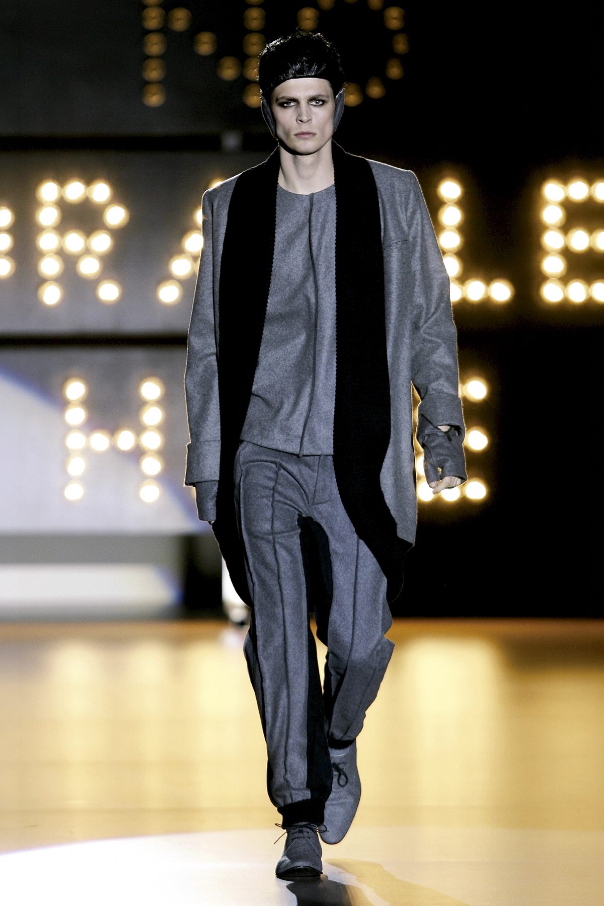 Look 23 de la colección “Miracles”, colección otoño invierno 2009-10 de la diseñadora de moda Ana Locking en la Mercedes Benz Fashion Week de Madrid.