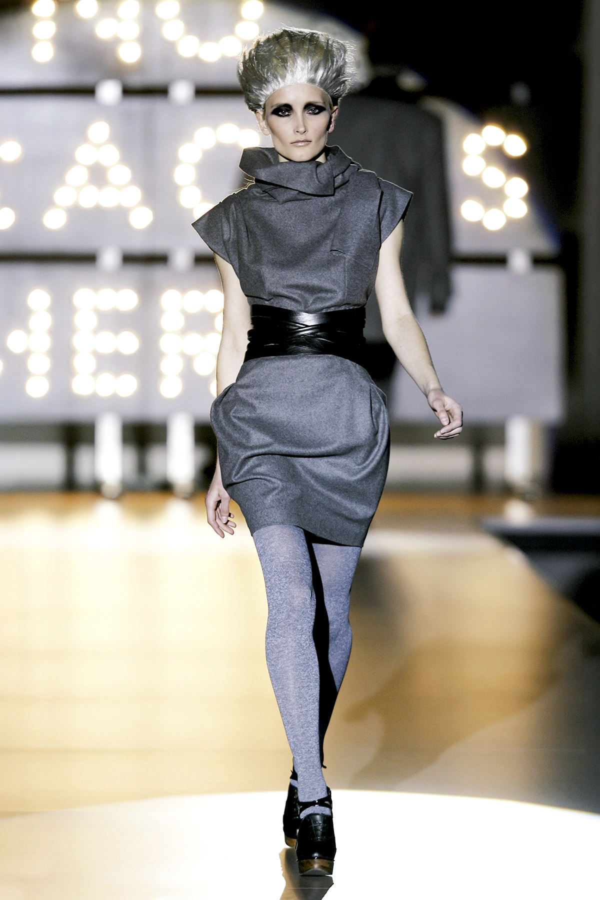 Look 24 de la colección “Miracles”, colección otoño invierno 2009-10 de la diseñadora de moda Ana Locking en la Mercedes Benz Fashion Week de Madrid.