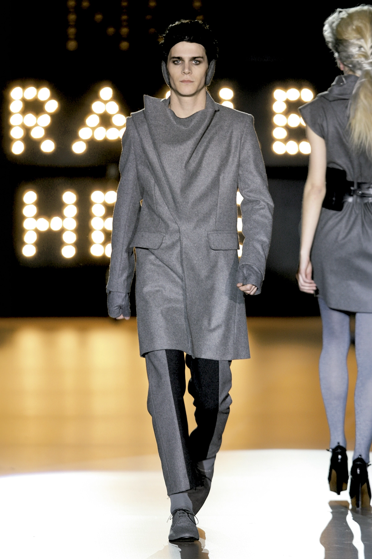 Look 25 de la colección “Miracles”, colección otoño invierno 2009-10 de la diseñadora de moda Ana Locking en la Mercedes Benz Fashion Week de Madrid.