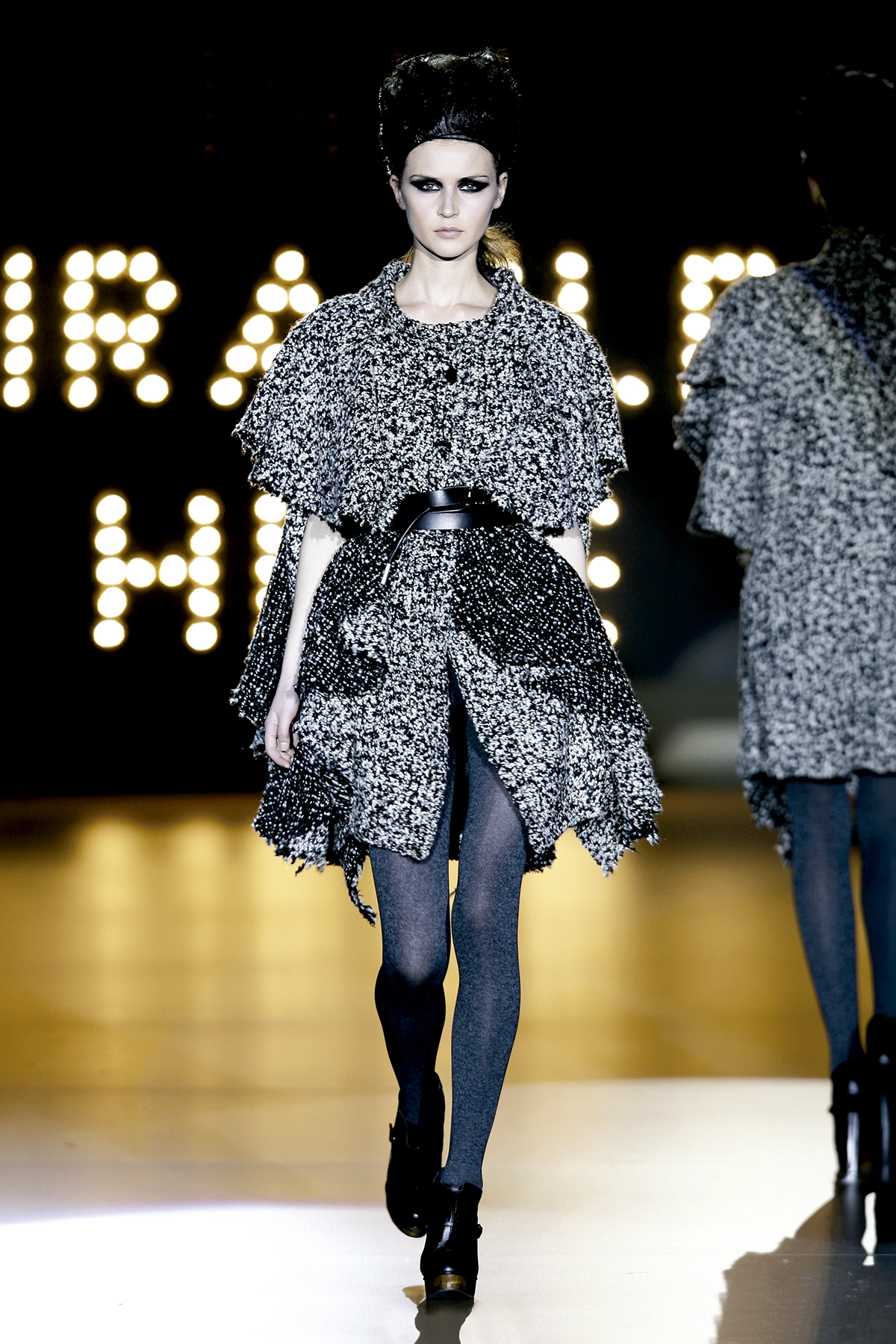 Look 27 de la colección “Miracles”, colección otoño invierno 2009-10 de la diseñadora de moda Ana Locking en la Mercedes Benz Fashion Week de Madrid.