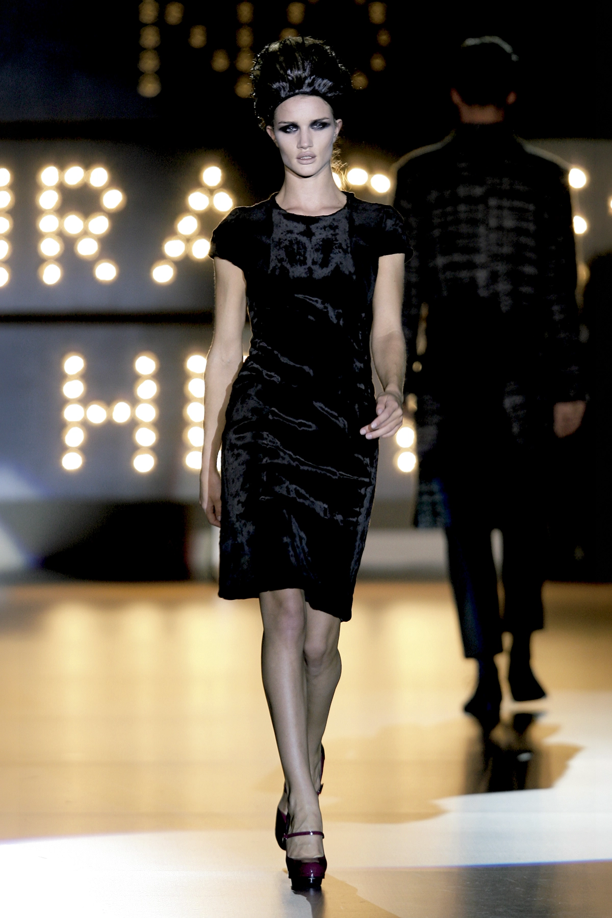 Look 29 de la colección “Miracles”, colección otoño invierno 2009-10 de la diseñadora de moda Ana Locking en la Mercedes Benz Fashion Week de Madrid.