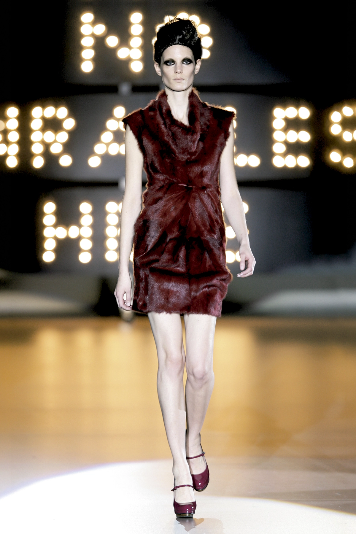 Look 30 de la colección “Miracles”, colección otoño invierno 2009-10 de la diseñadora de moda Ana Locking en la Mercedes Benz Fashion Week de Madrid.