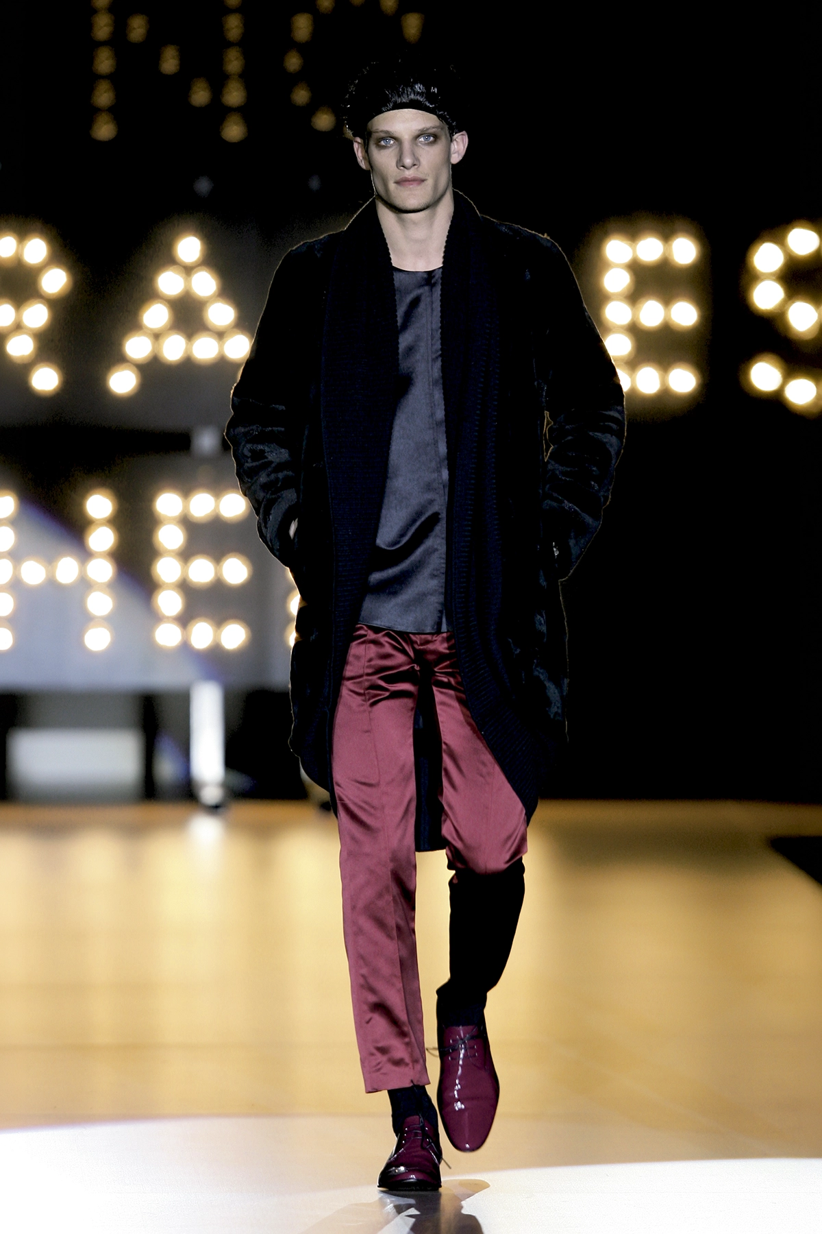 Look 31 de la colección “Miracles”, colección otoño invierno 2009-10 de la diseñadora de moda Ana Locking en la Mercedes Benz Fashion Week de Madrid.