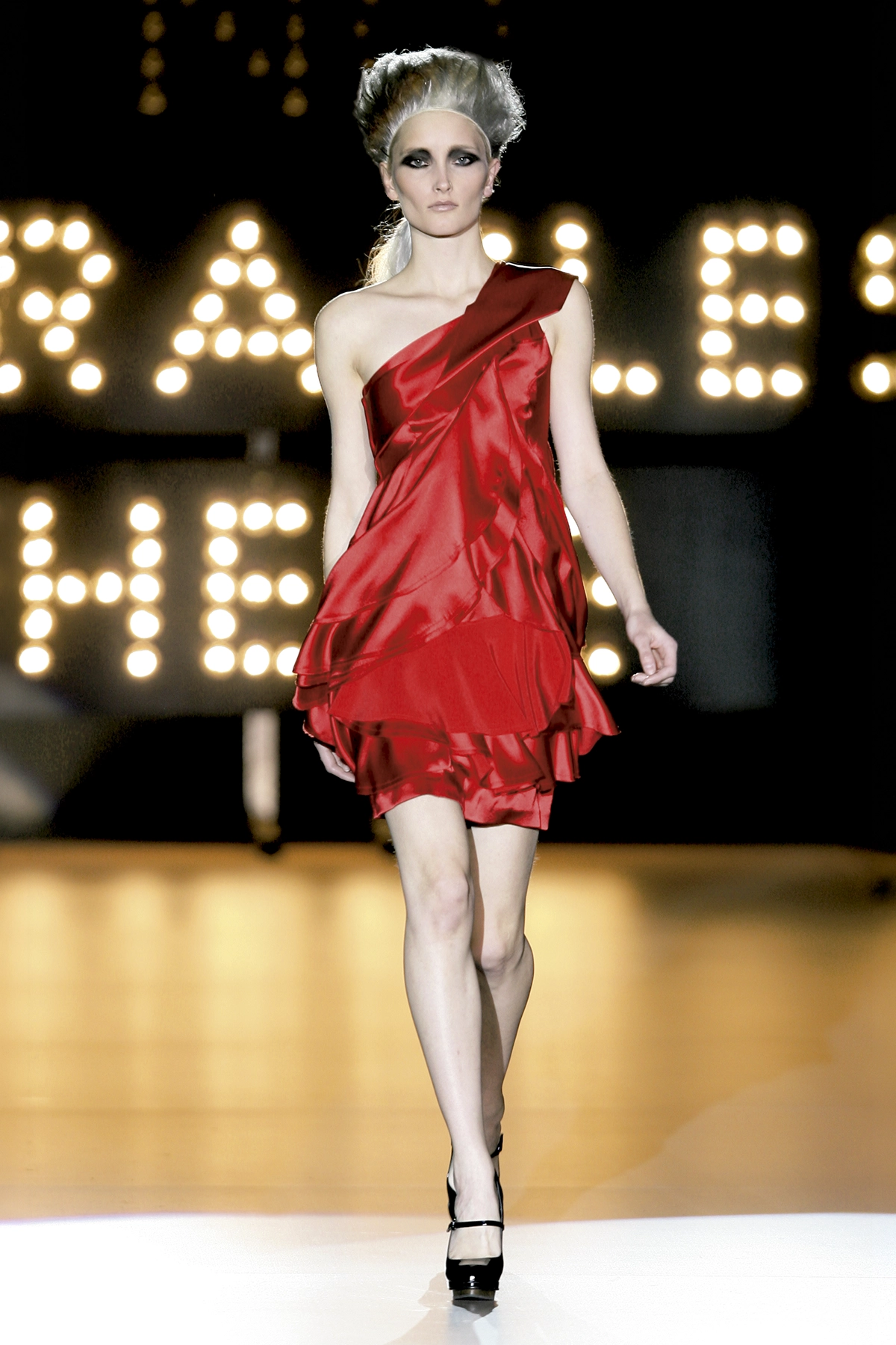 Look 33 de la colección “Miracles”, colección otoño invierno 2009-10 de la diseñadora de moda Ana Locking en la Mercedes Benz Fashion Week de Madrid.