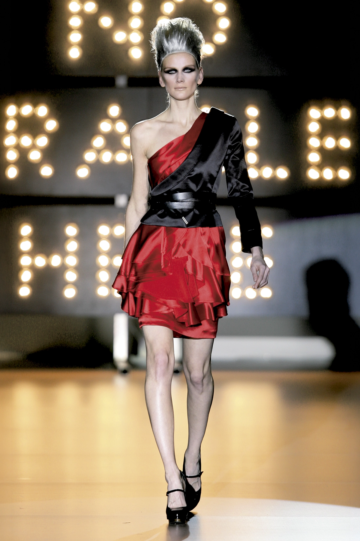 Look 34 de la colección “Miracles”, colección otoño invierno 2009-10 de la diseñadora de moda Ana Locking en la Mercedes Benz Fashion Week de Madrid.