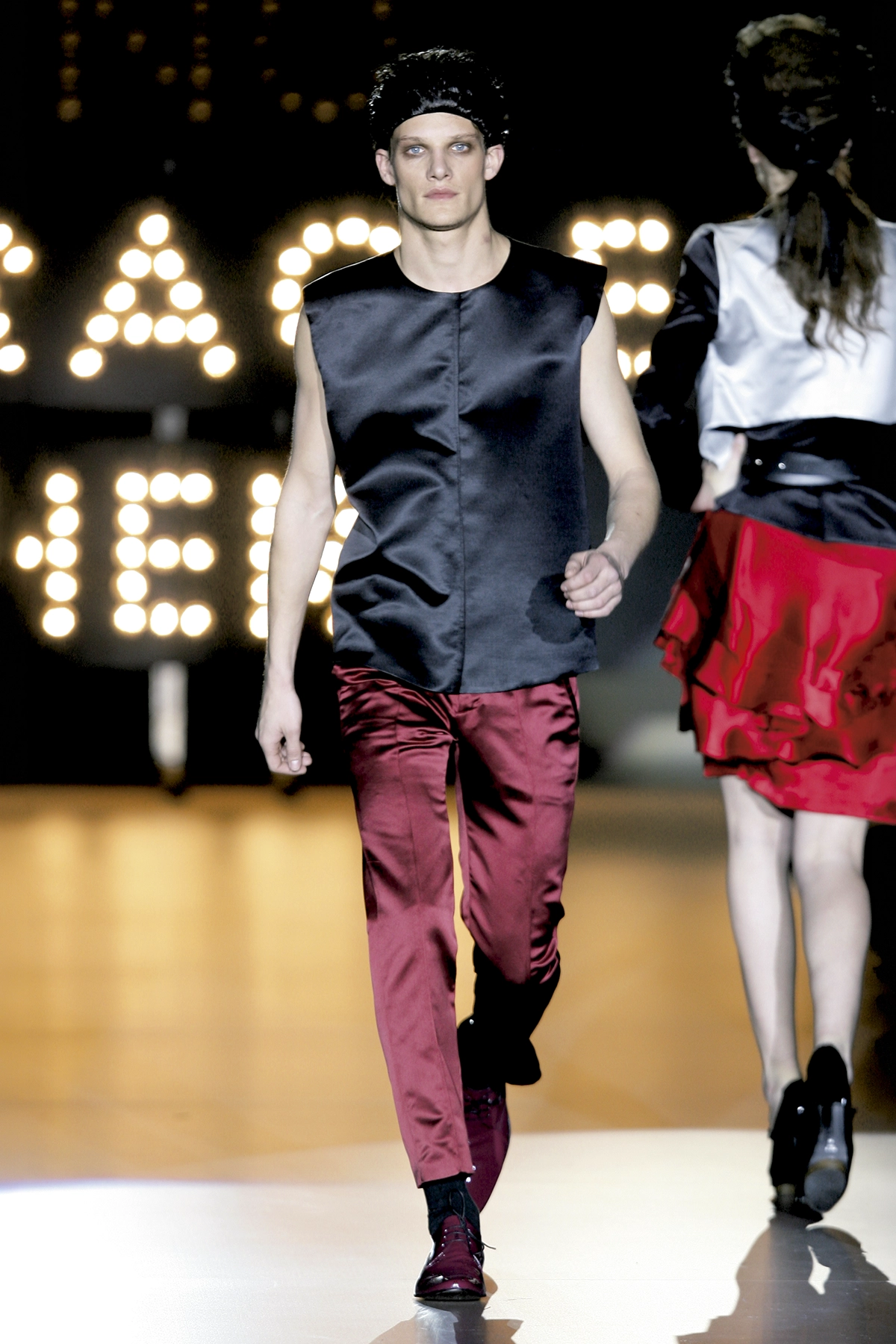 Look 37 de la colección “Miracles”, colección otoño invierno 2009-10 de la diseñadora de moda Ana Locking en la Mercedes Benz Fashion Week de Madrid.