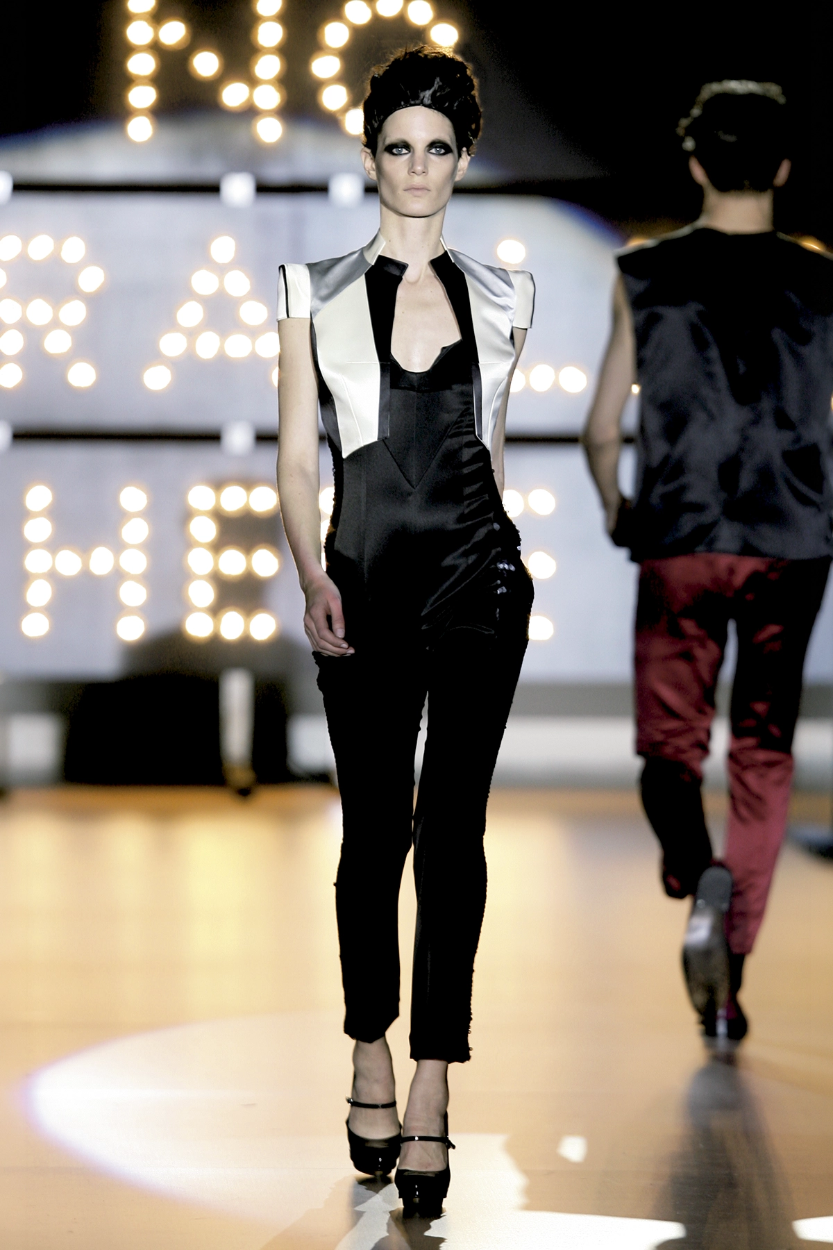 Look 38 de la colección “Miracles”, colección otoño invierno 2009-10 de la diseñadora de moda Ana Locking en la Mercedes Benz Fashion Week de Madrid.